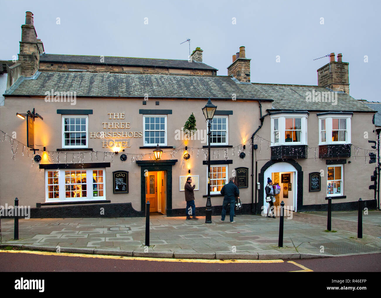 Am Abend Blick auf die Three Horseshoes Pub mit Flutlicht beleuchtet in der Grafschaft Durham Marktstadt Barnard Castle North Pennines England Großbritannien Stockfoto