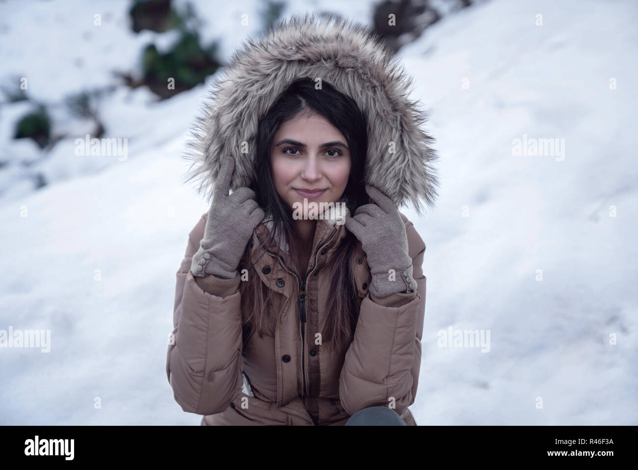 Attraktive junge Frau im Winter im Freien. Stockfoto