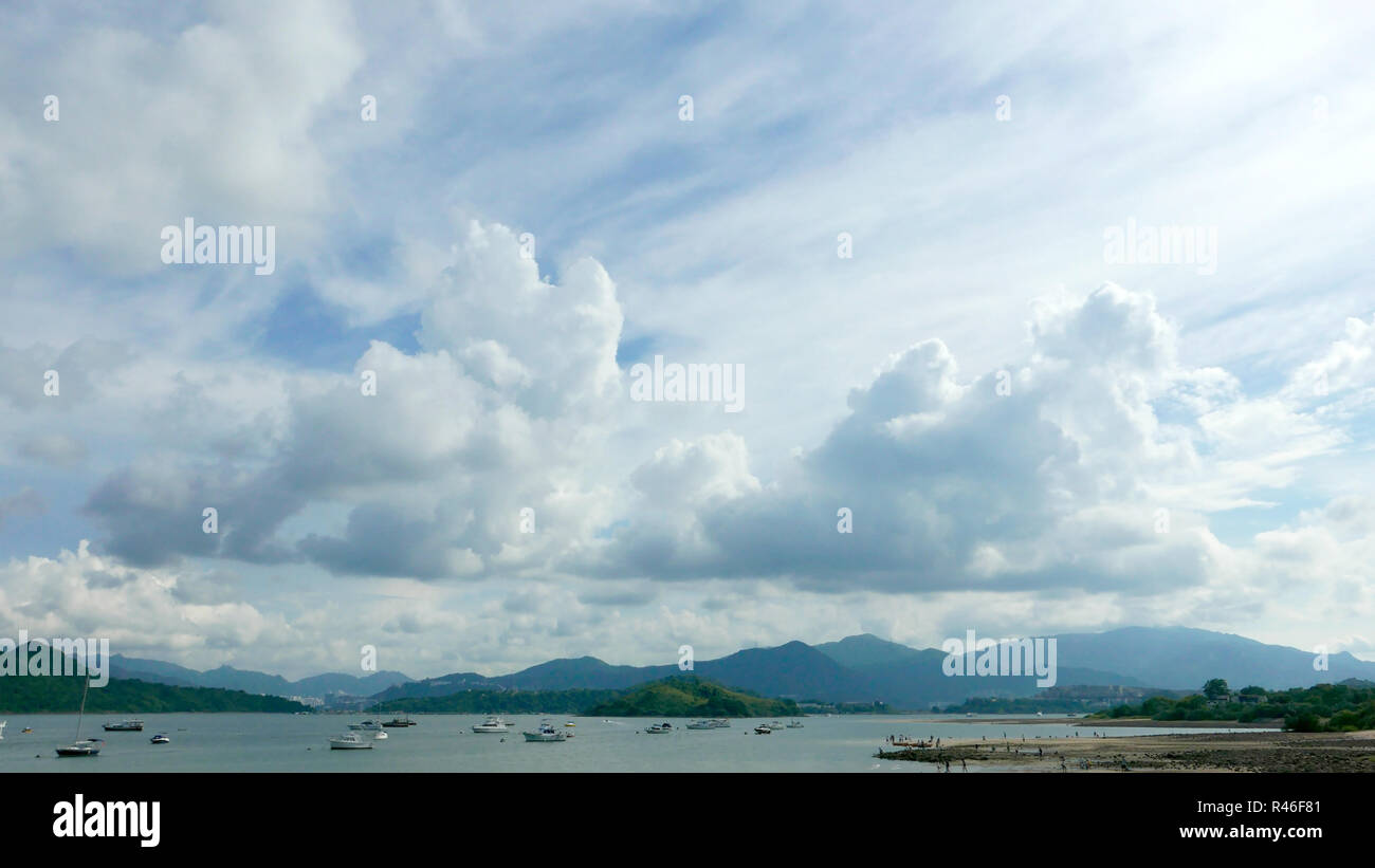 Boote, Wolken, See und blauer Himmel im sonnigen Tag Stockfoto