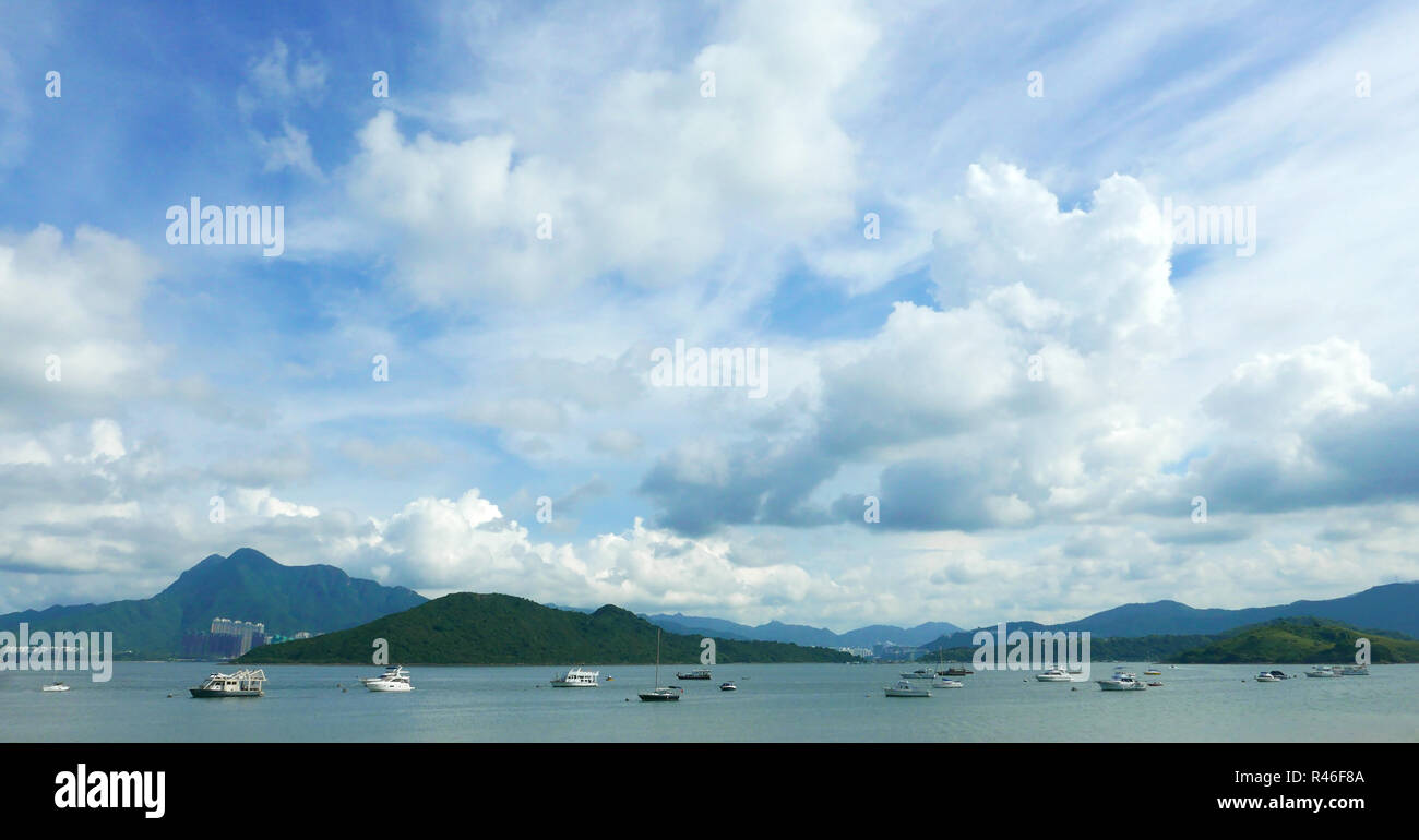 Boote, Wolken, See und blauer Himmel im sonnigen Tag Stockfoto