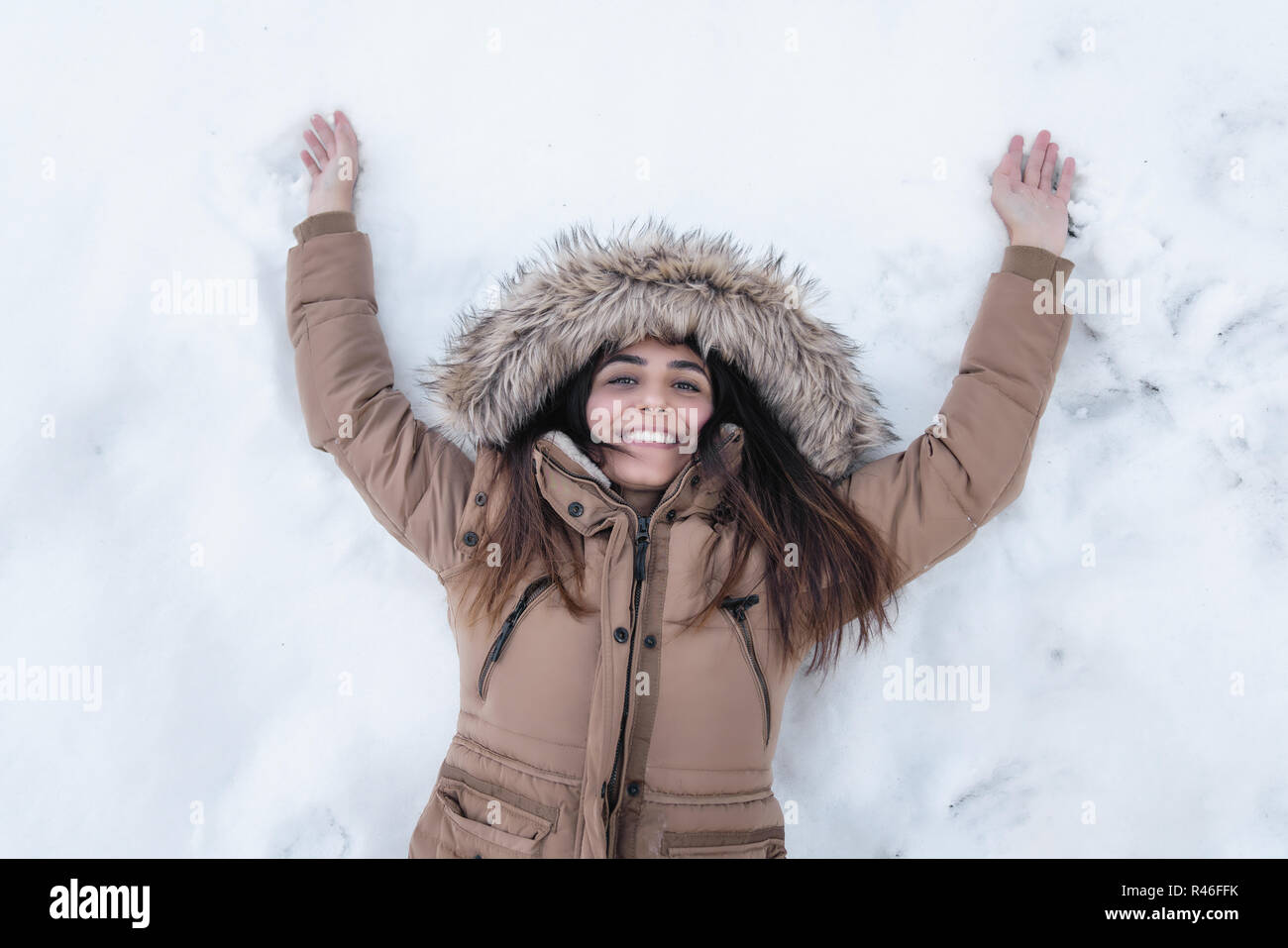 Attraktive und fröhliche junge Frau im Winter Outdoor Stockfoto