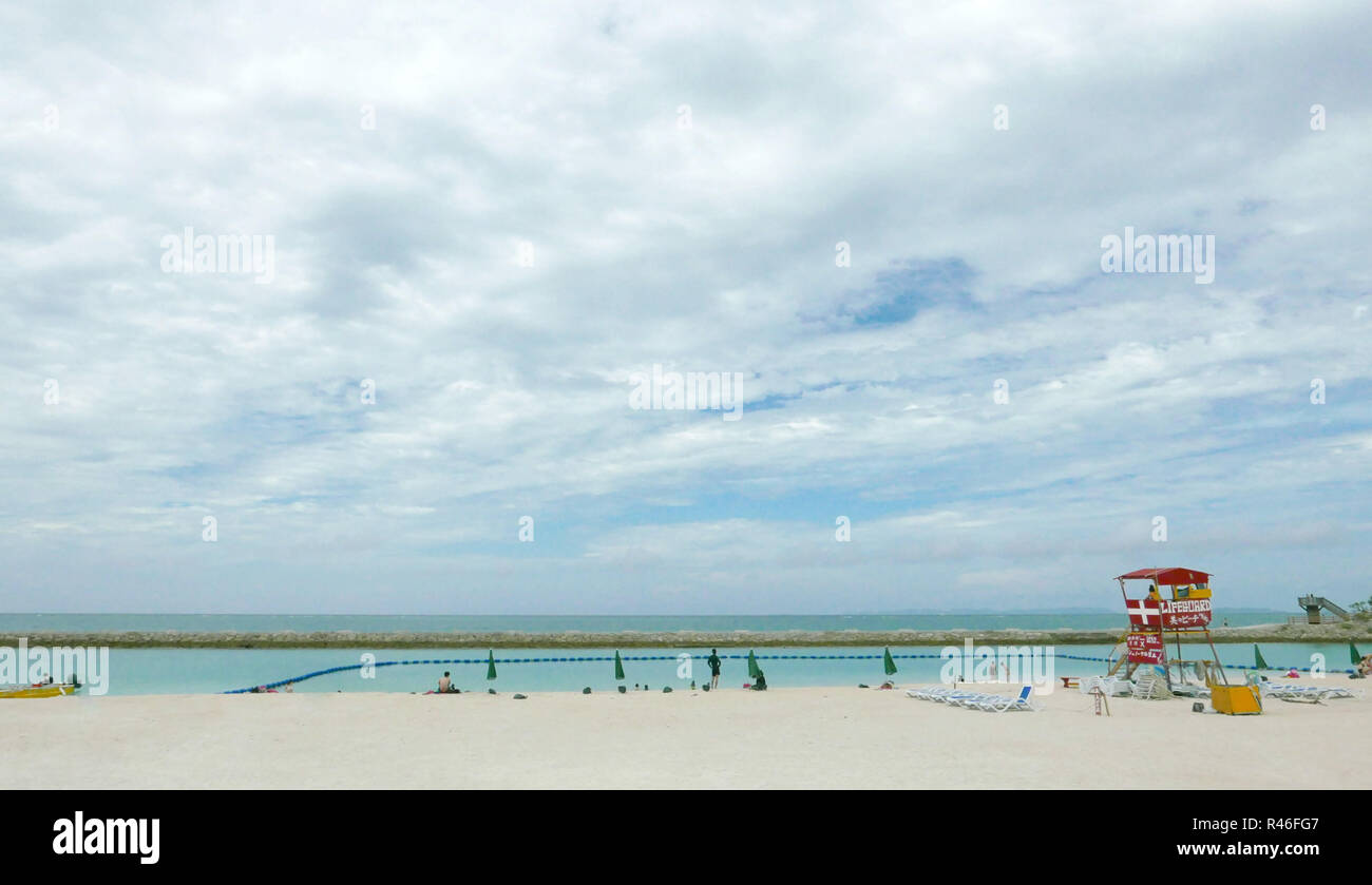 Japan Okinawa Beach mit roten Rettungsschwimmer stehen Stockfoto