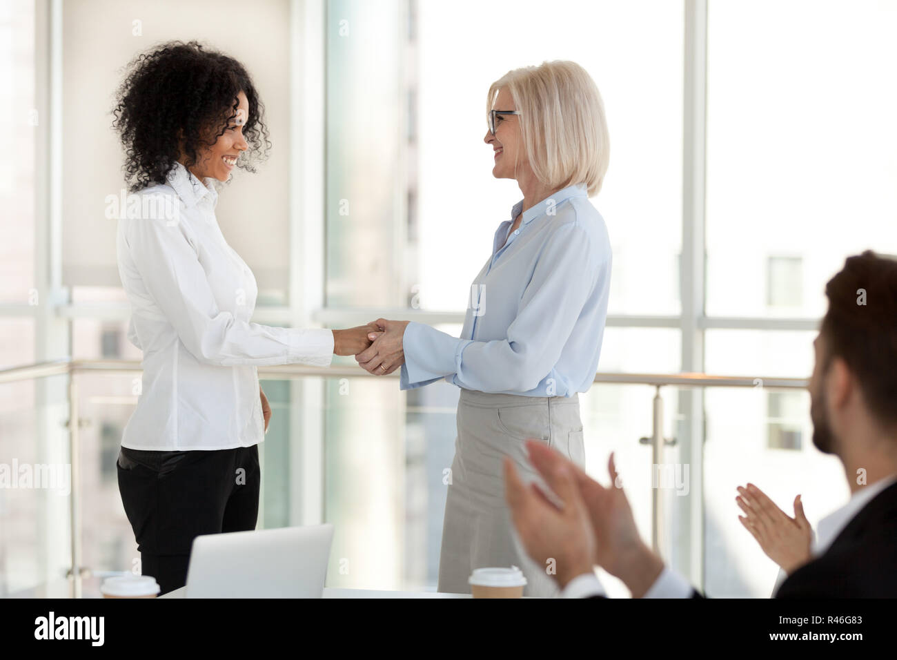 Reifen team leader Glückwunsch happy erfolgreichen afrikanischen worke Stockfoto