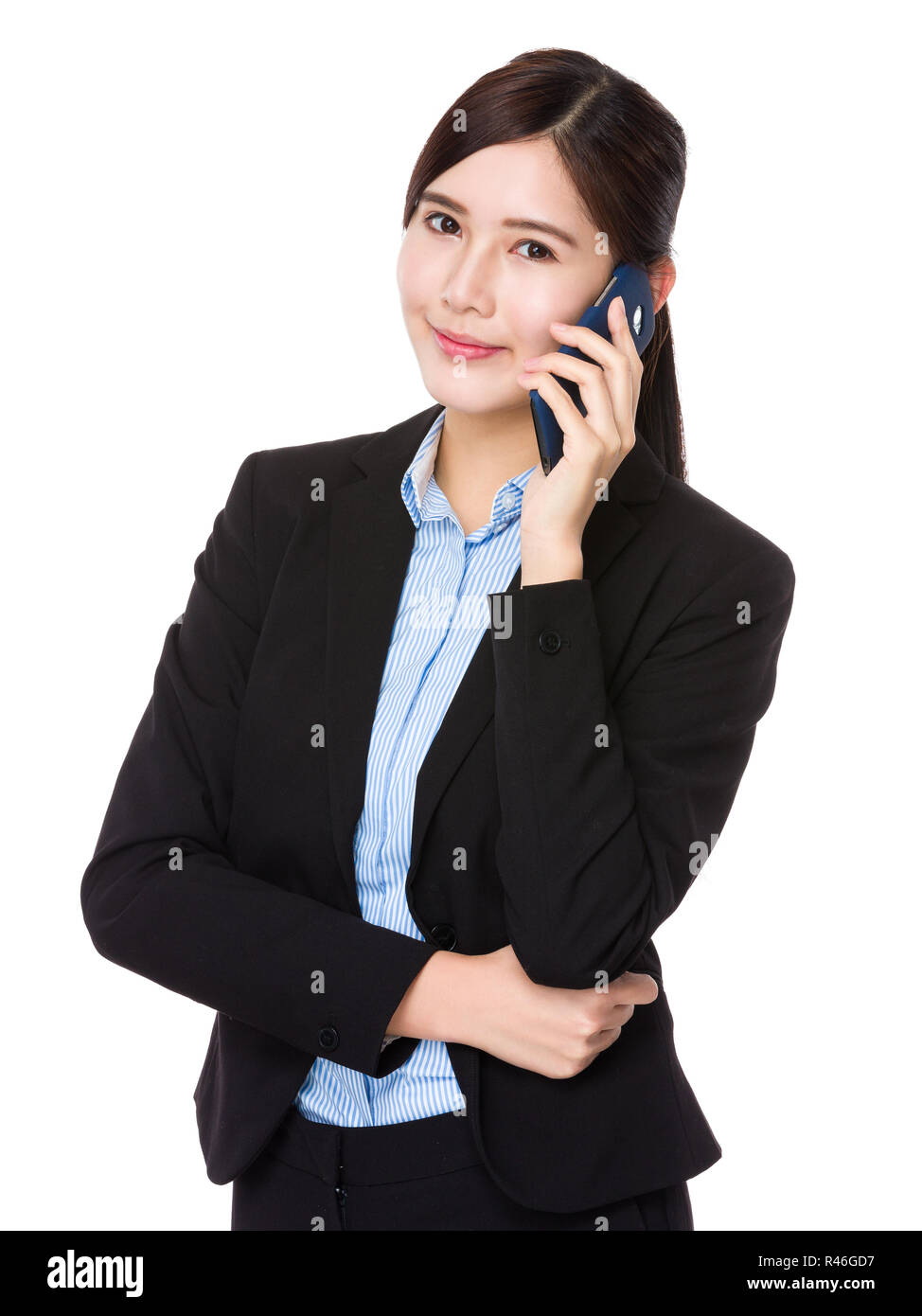 Sprechen Sie asiatische Geschäftsfrau mit Handy Stockfoto