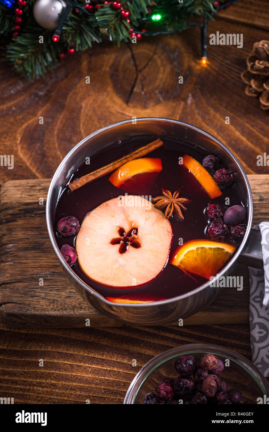 Pfanne mit heißem Glühwein, Weihnachten festliche Getränke. Stockfoto