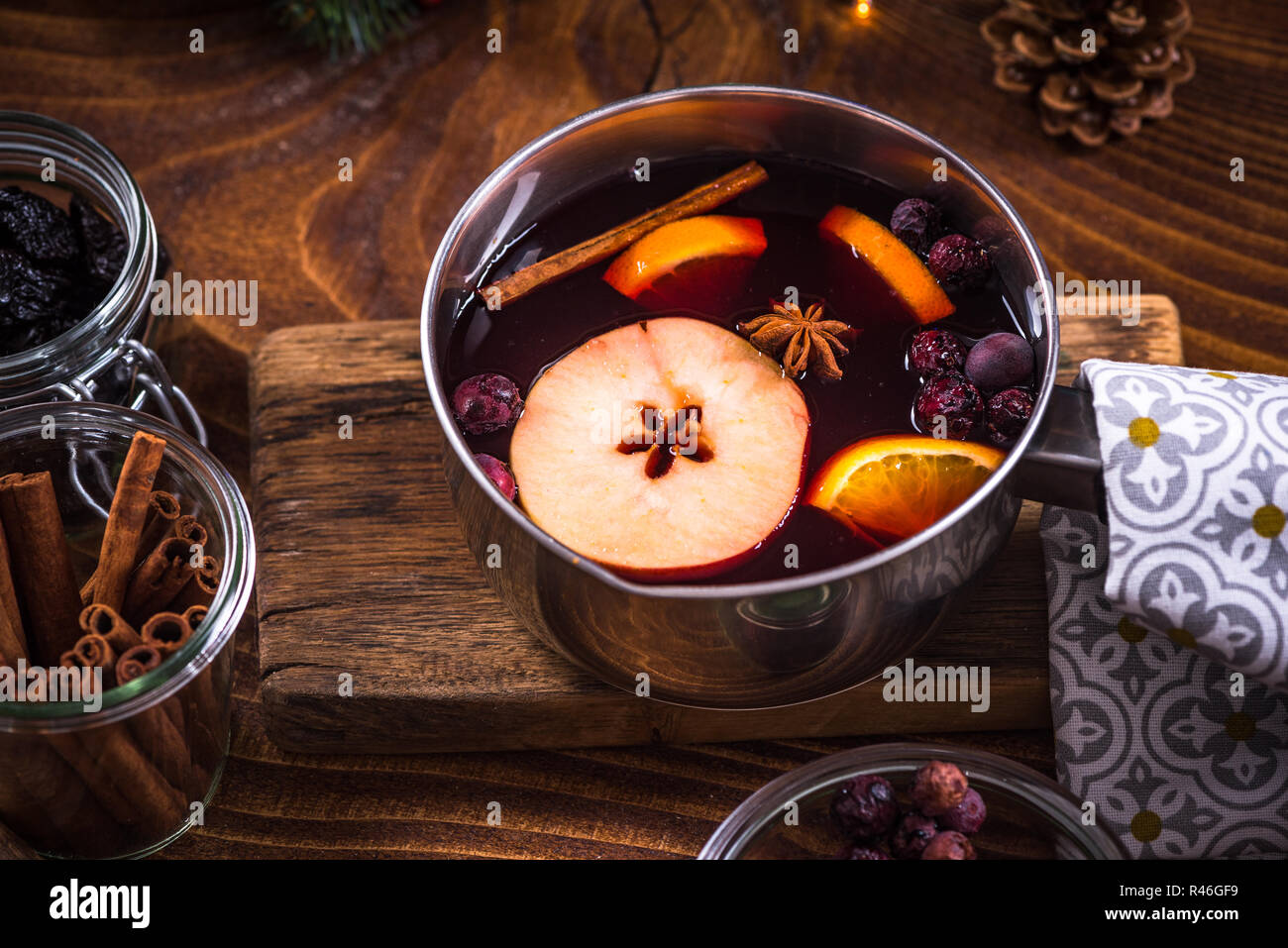 Pfanne mit heißem Glühwein, Weihnachten festliche Getränke. Stockfoto