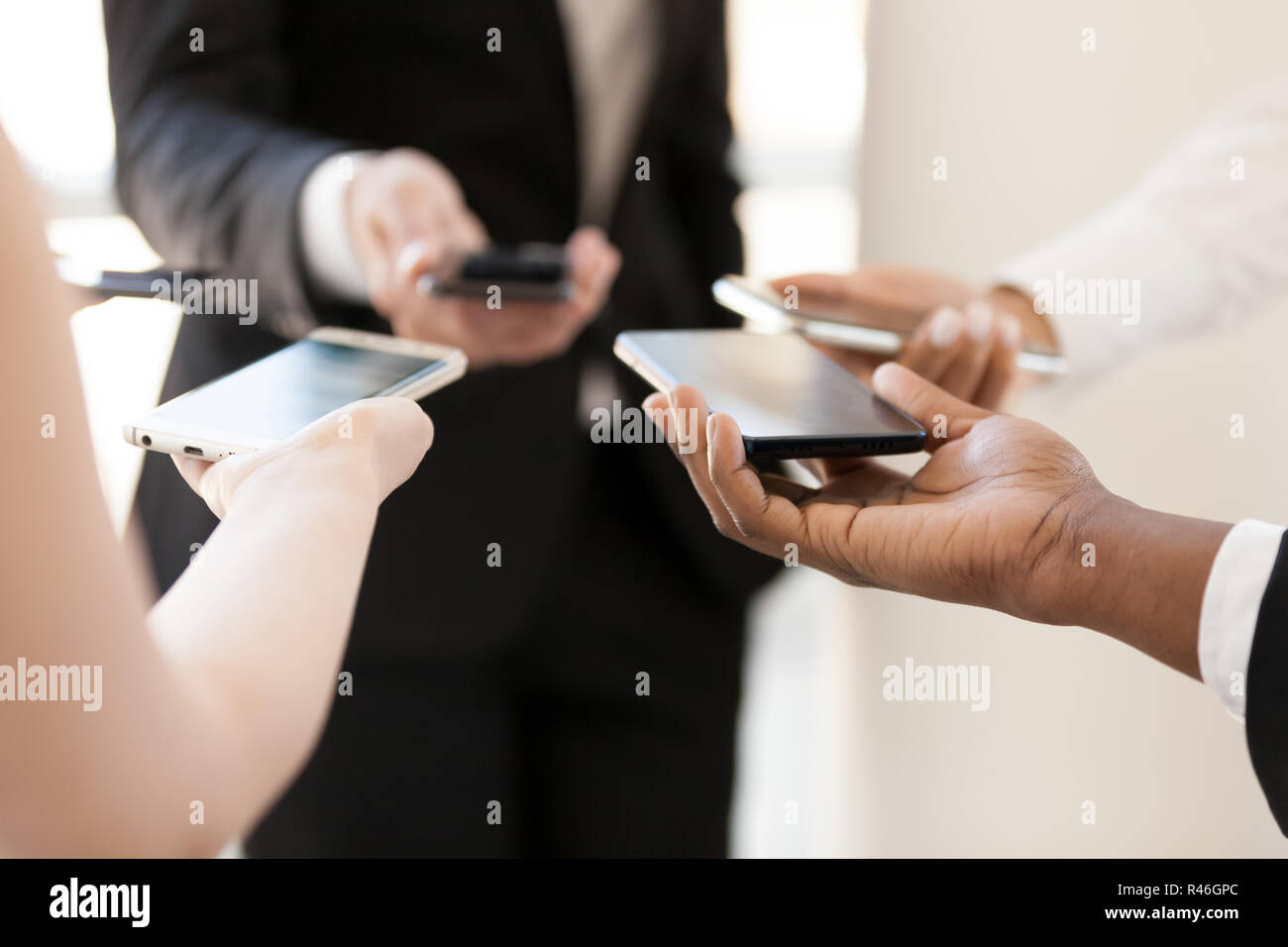 Business Office Leute stehen im Kreis über Mobiltelefone Stockfoto
