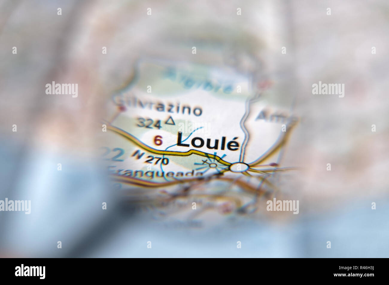 Loule vergrößert auf einer Karte. Algarve, Portugal Stockfoto