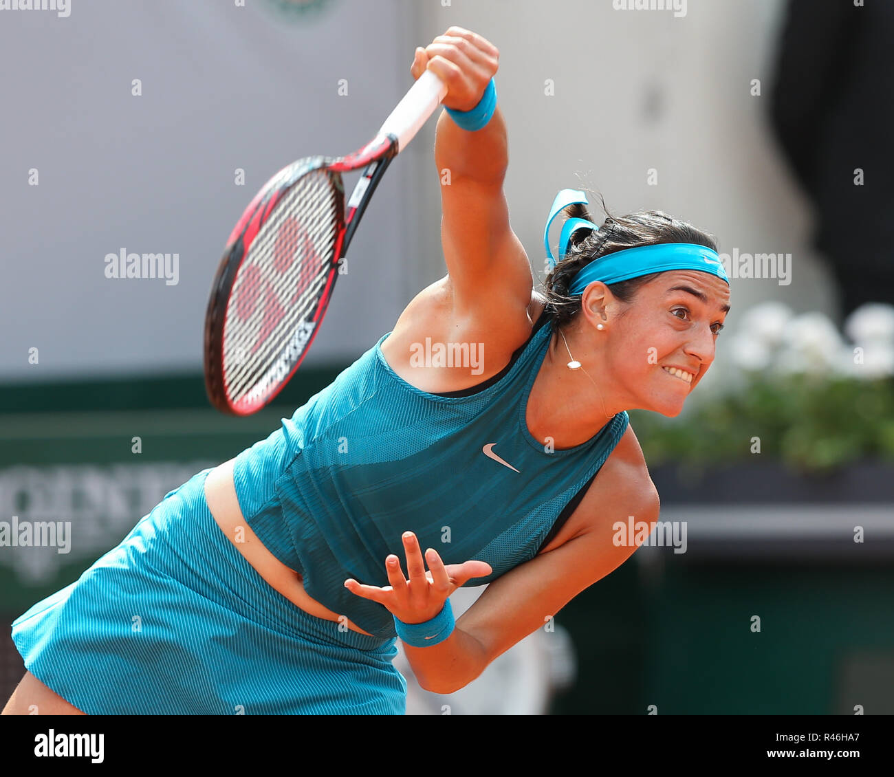 Französische Tennisspielerin Caroline Garcia spielt ein service Schuß an den French Open 2018, Paris, Frankreich Stockfoto