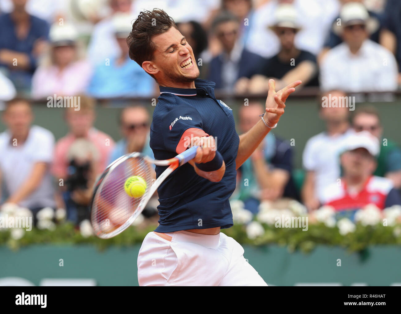 Austrian tennis player Dominic Thiem spielen Vorhand Schuß an den French Open 2018, Paris, Frankreich Stockfoto