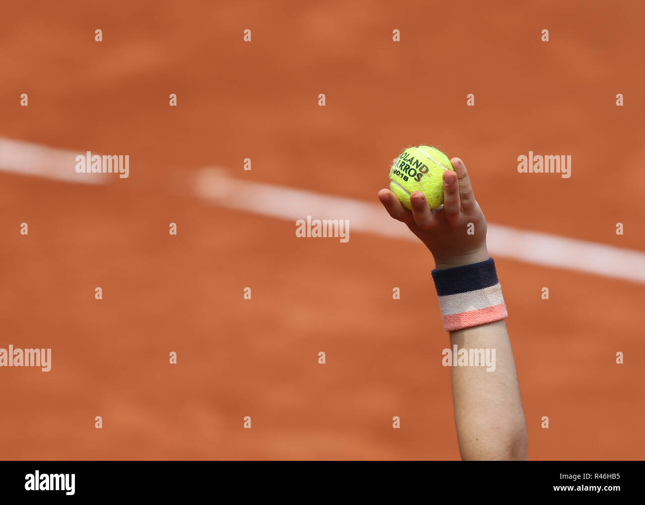 Hand ball Mädchen die Kugel während der French Open 2018, Paris, Frankreich Stockfoto