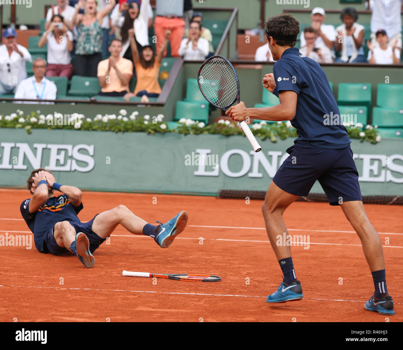 Französischen Tennisspieler Nicolas Mahut und Pierre-Hugues Herbert feiert Sieg bei den French Open 2018, Paris, Frankreich. Stockfoto