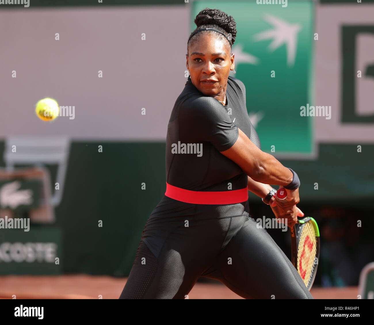 Amerikanische Tennisspielerin Serena Williams spielen eine Rückhand geschossen bei den French Open 2018, Paris, Frankreich Stockfoto