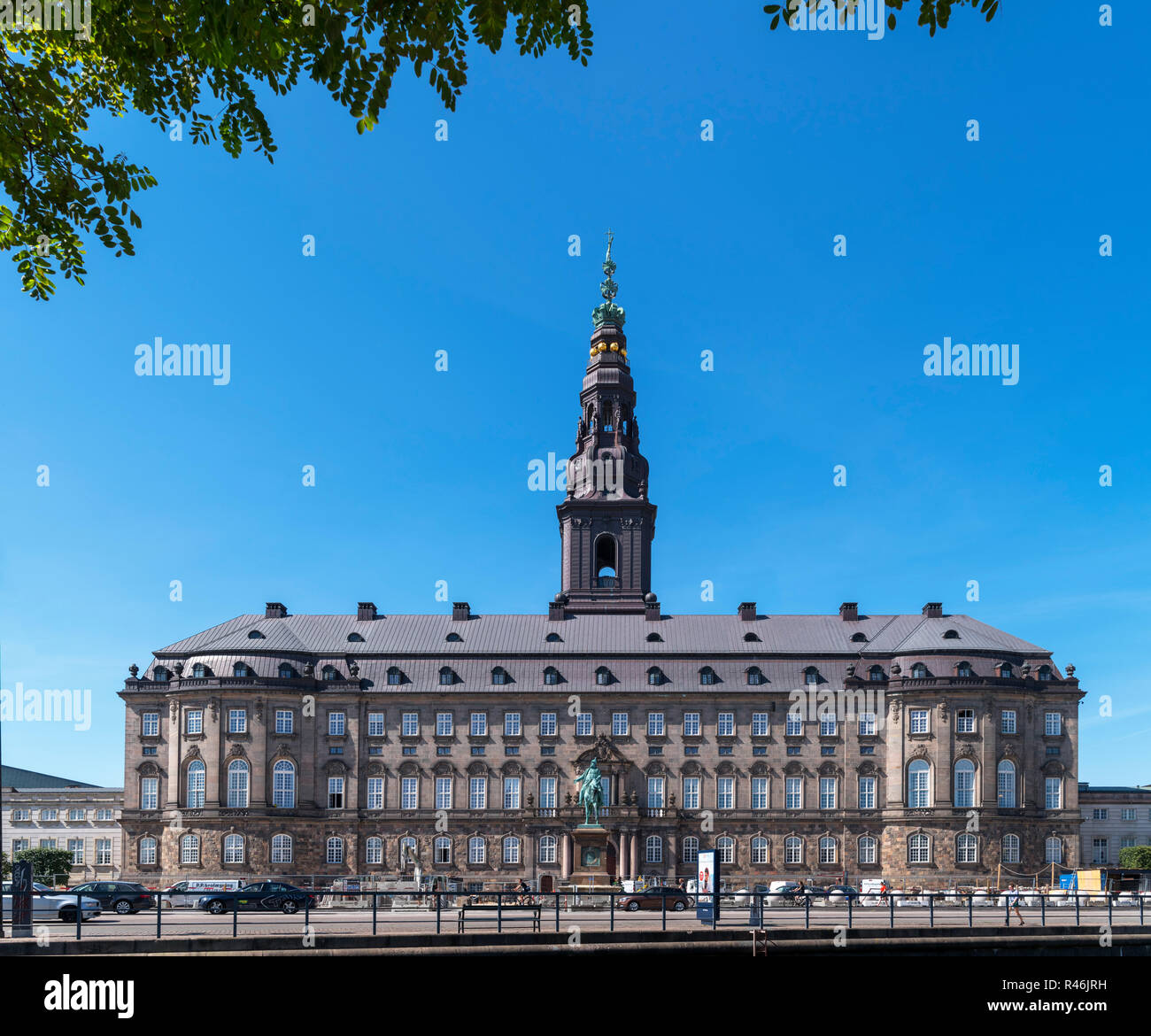Vor Christiansborg Slot (Schloss Christiansborg), die Heimat des dänischen Parlaments (folketinget), Slotsholmen, Kopenhagen, Dänemark Stockfoto