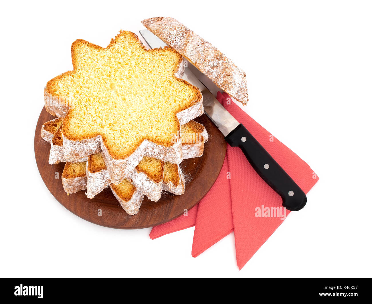 In Scheiben geschnitten Pandoro, süßen italienischen Hefe Brot, traditionelle Weihnachten behandeln. Mit roten Servietten und Messer auf Weiß. Overhead flach anzeigen. Stockfoto
