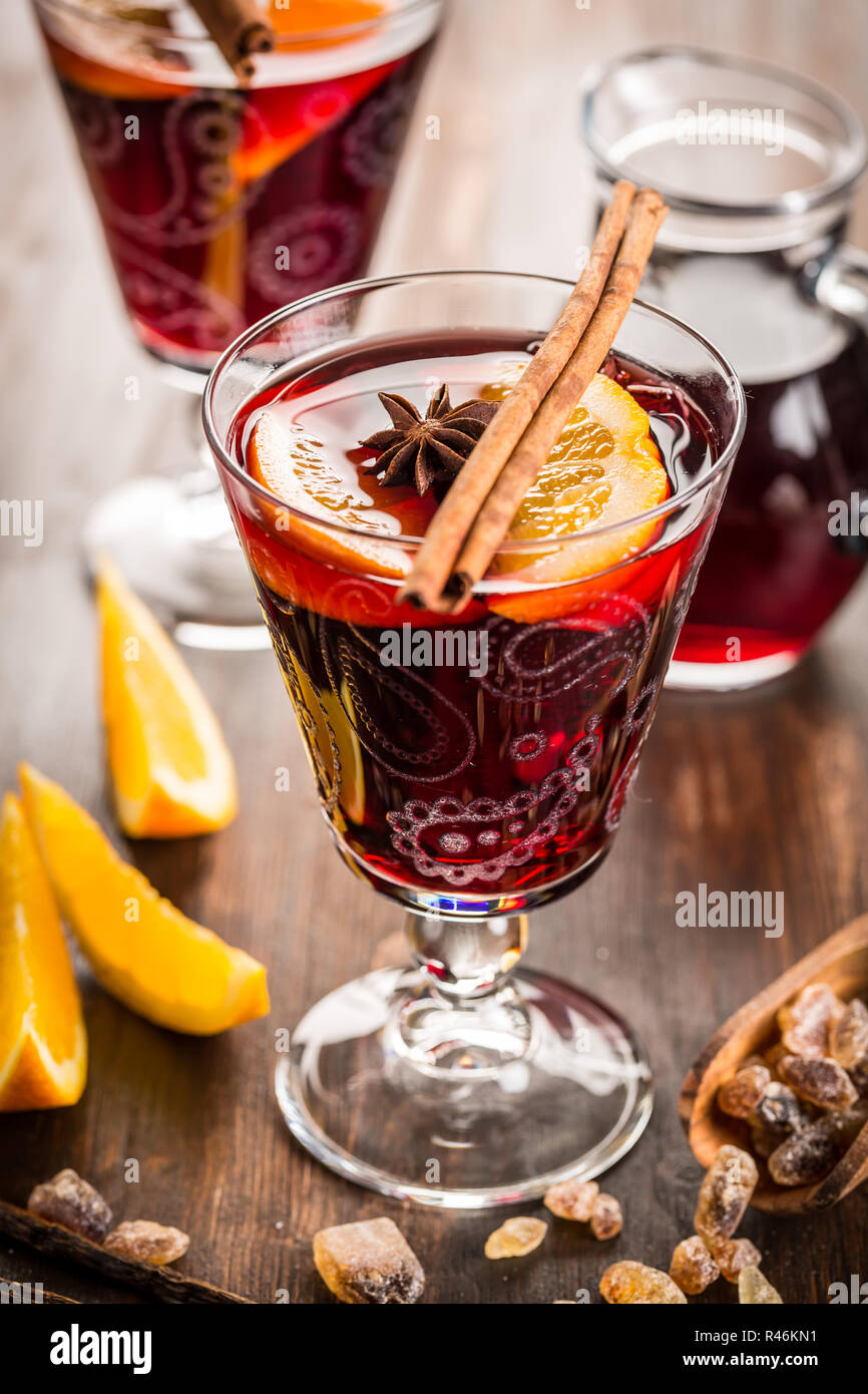 Glühwein oder Punsch für Weihnachten Stockfoto