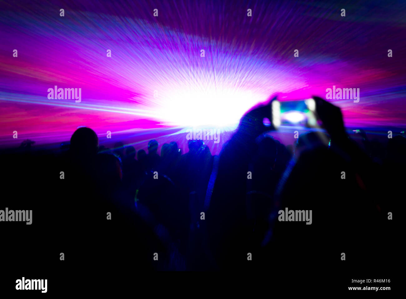 Laser show Party strahlen vor Smartphone Video filmen Stockfoto