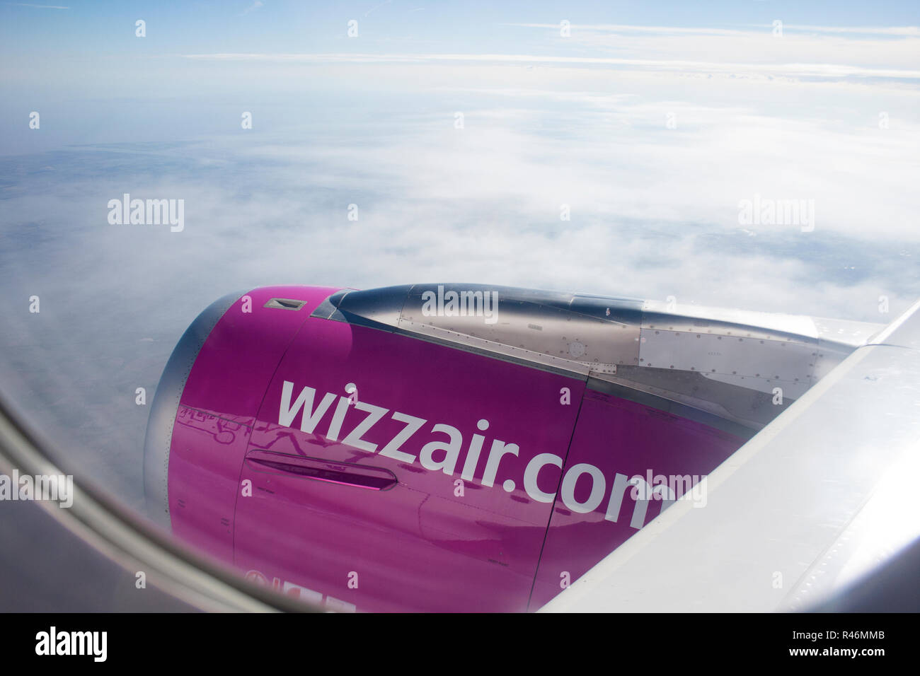 Luton/England - Oktober 11, 2018: Blick von Wizz Air Flugzeug während des Fluges an einem sonnigen Tag. Stockfoto