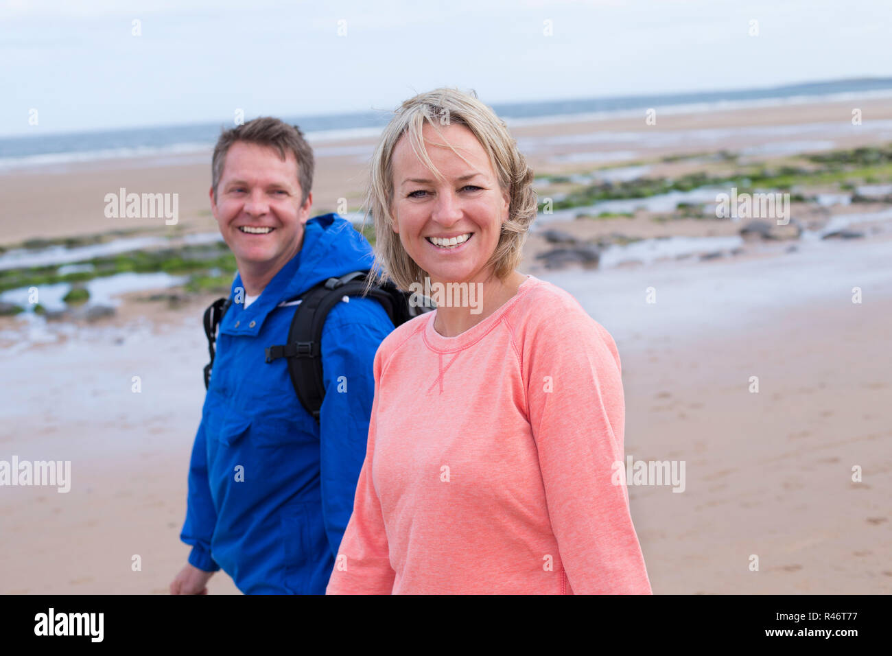 Reifes Paar am Strand Stockfoto