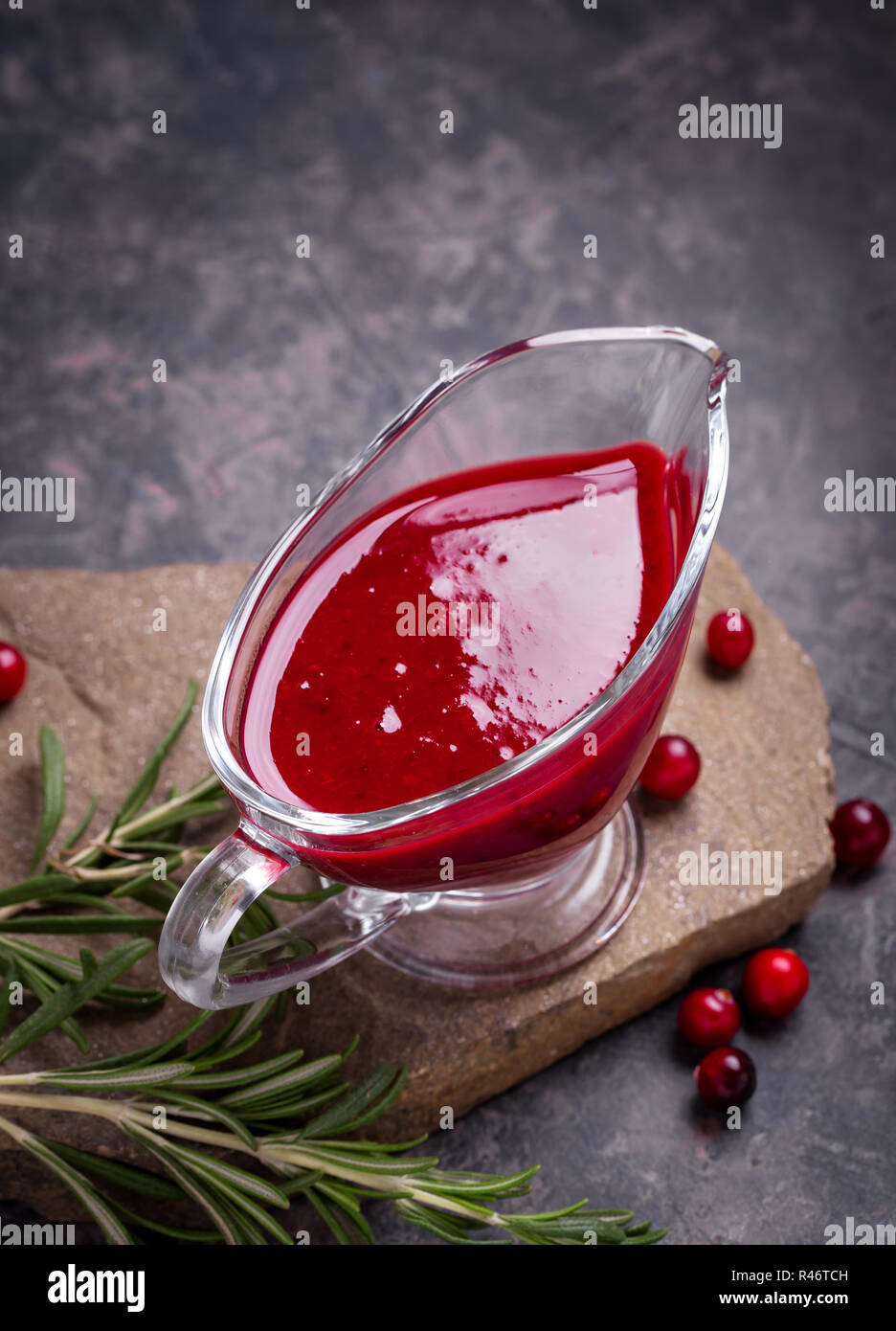Cranberry Sauce auf Stein Stockfoto