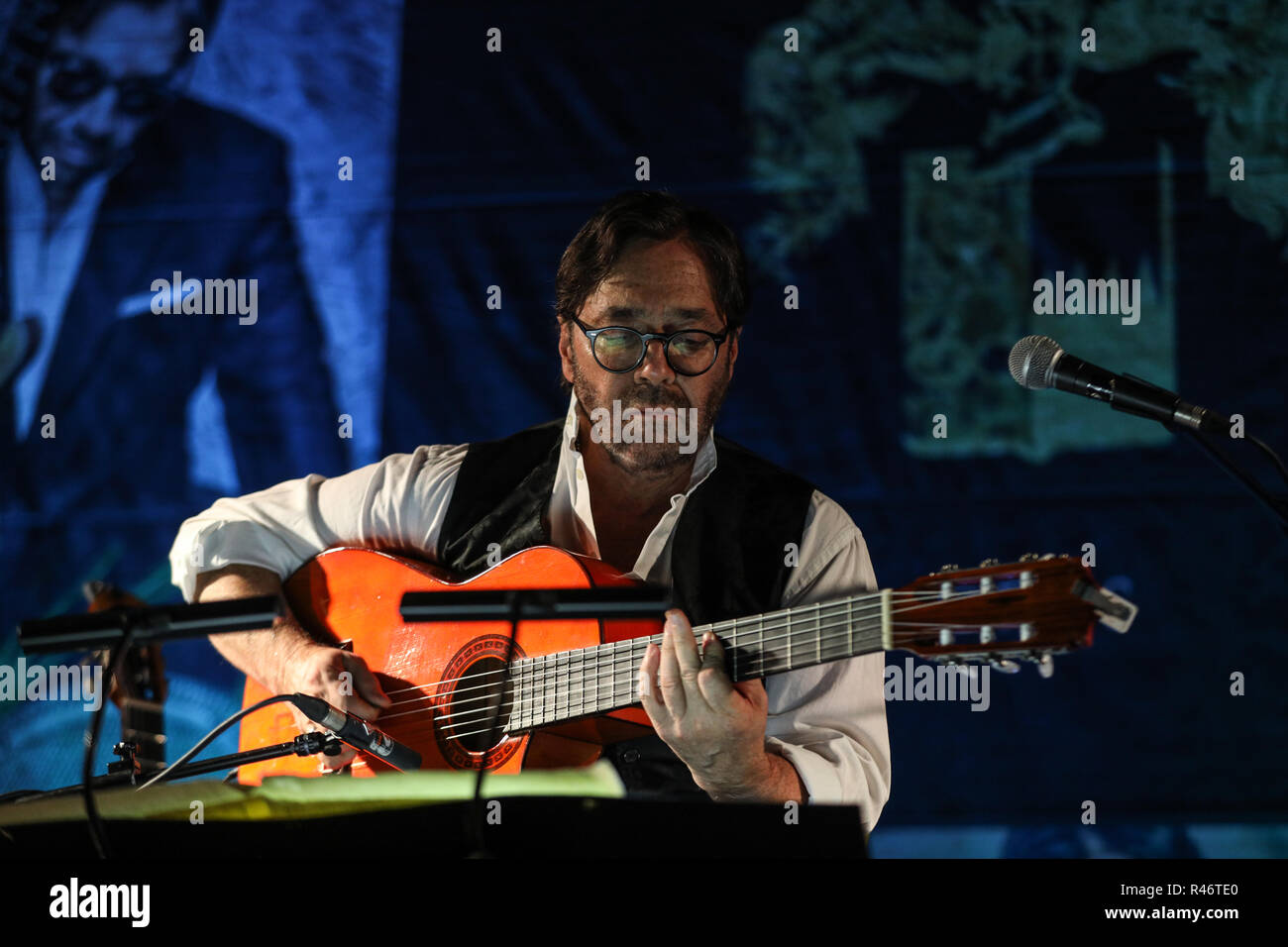 Krakau, Polen - 2 November, 2018: American Jazz, Fusion und Latin Jazz Gitarrist Al Di Meola live auf der Kijow. Center Stage in Krakau, Pola Stockfoto