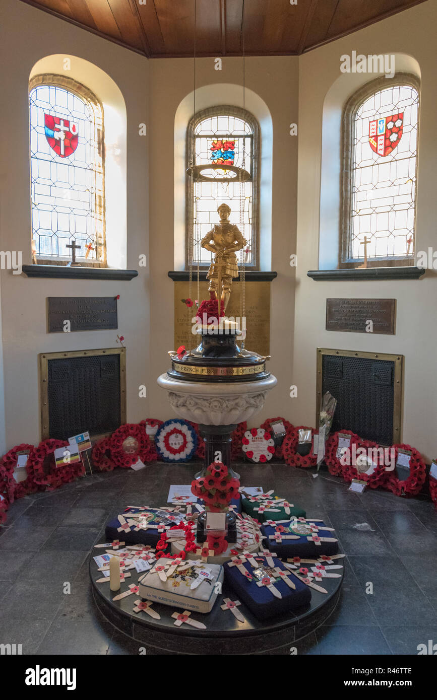 Poppy Kränze und gedenken Kreuze markieren Jahrestag des Waffenstillstandes in St. George's Memorial Church, Ypern Stockfoto