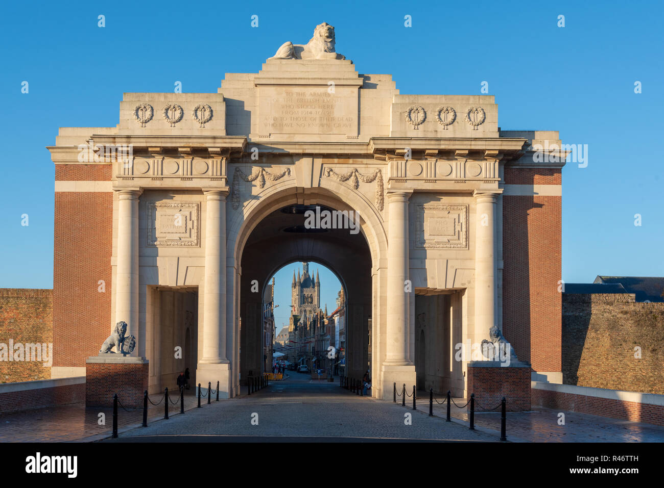 Namen von vermissten Soldaten eingeschrieben auf die Wände der Menentor und Poppy Kränze Kennzeichnung 100. Jahrestag des Waffenstillstandes, Ypern Stockfoto