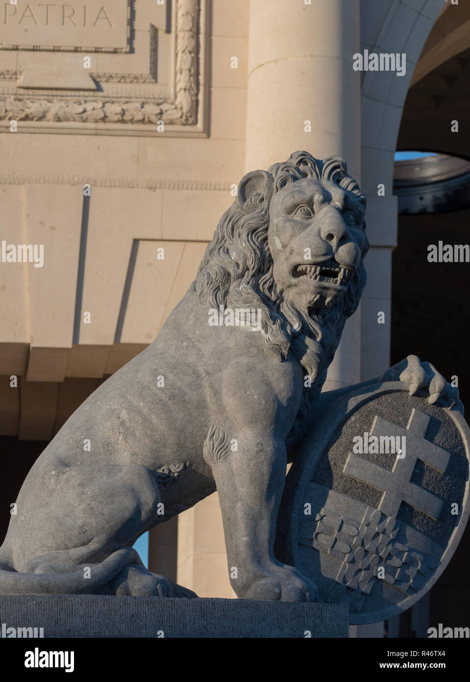 Replik des Menentor lion vor Menin Gate Memorial auf die Fehlenden, Ypern, Belgien Stockfoto