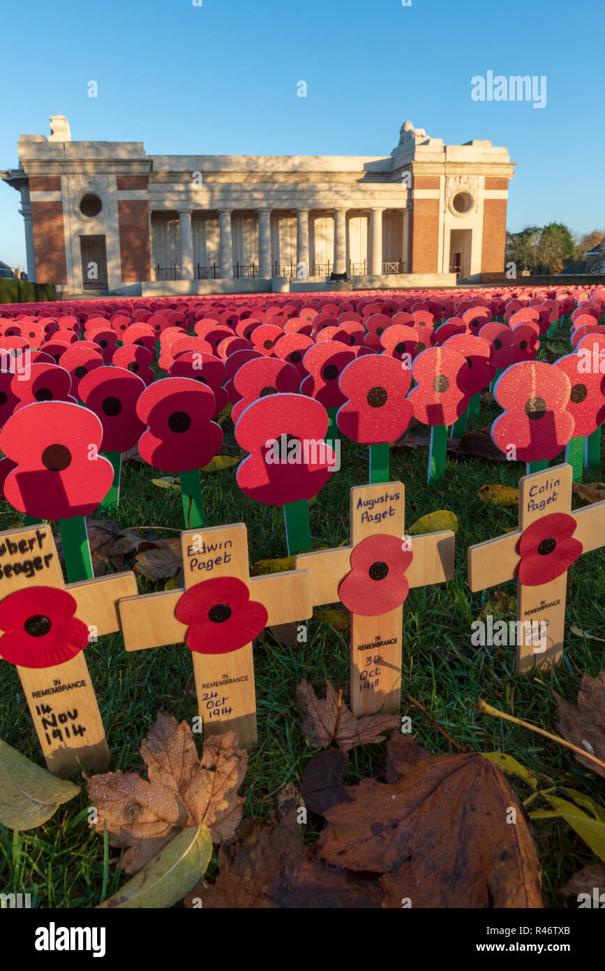 Masse der Erinnerung Mohnblumen Kennzeichnung 100. Jahrestag des Ersten Weltkriegs Waffenstillstand, Menentor, Ypern Stockfoto