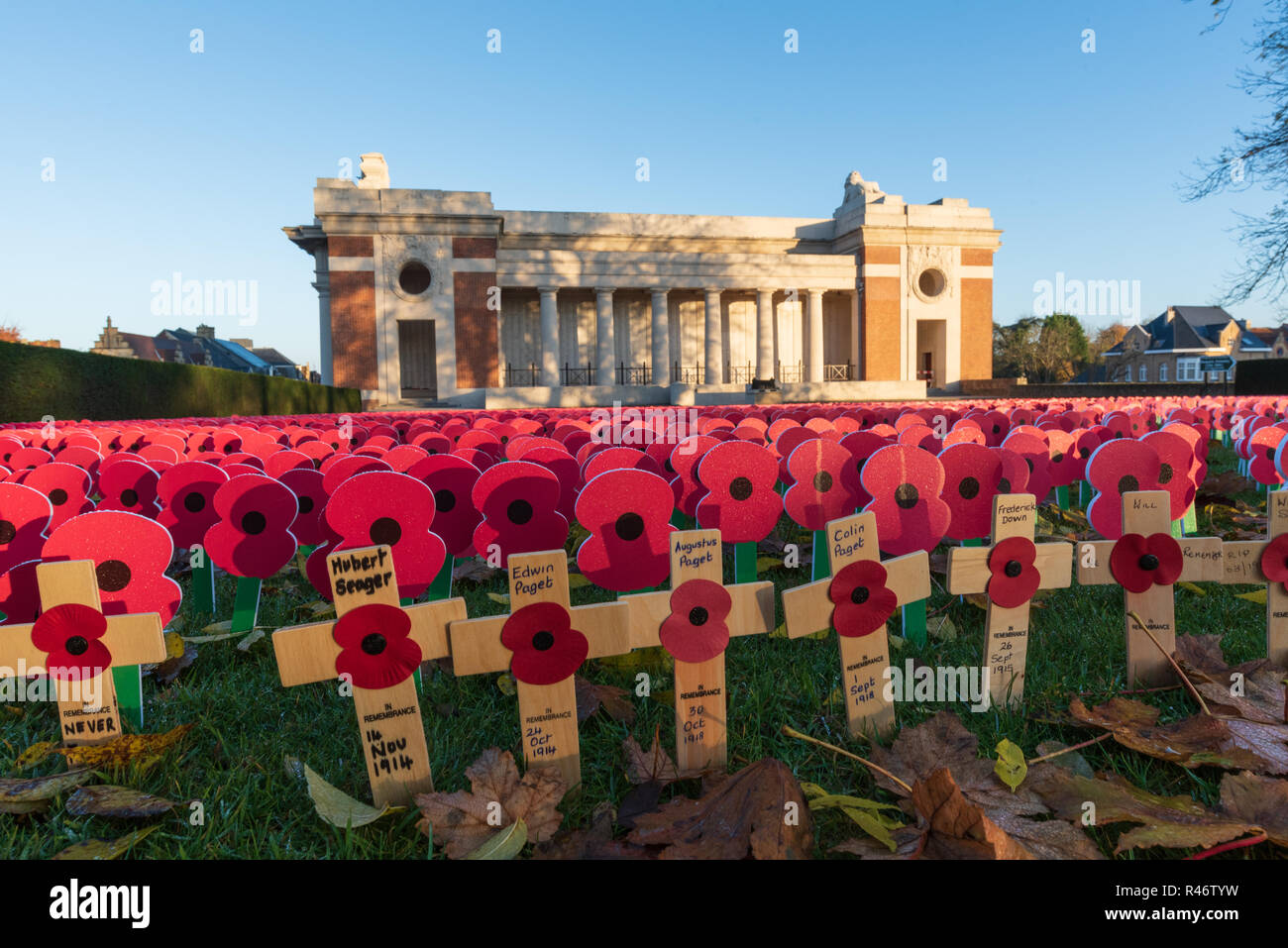 Masse der Erinnerung Mohnblumen Kennzeichnung 100. Jahrestag des Ersten Weltkriegs Waffenstillstand, Menentor, Ypern Stockfoto