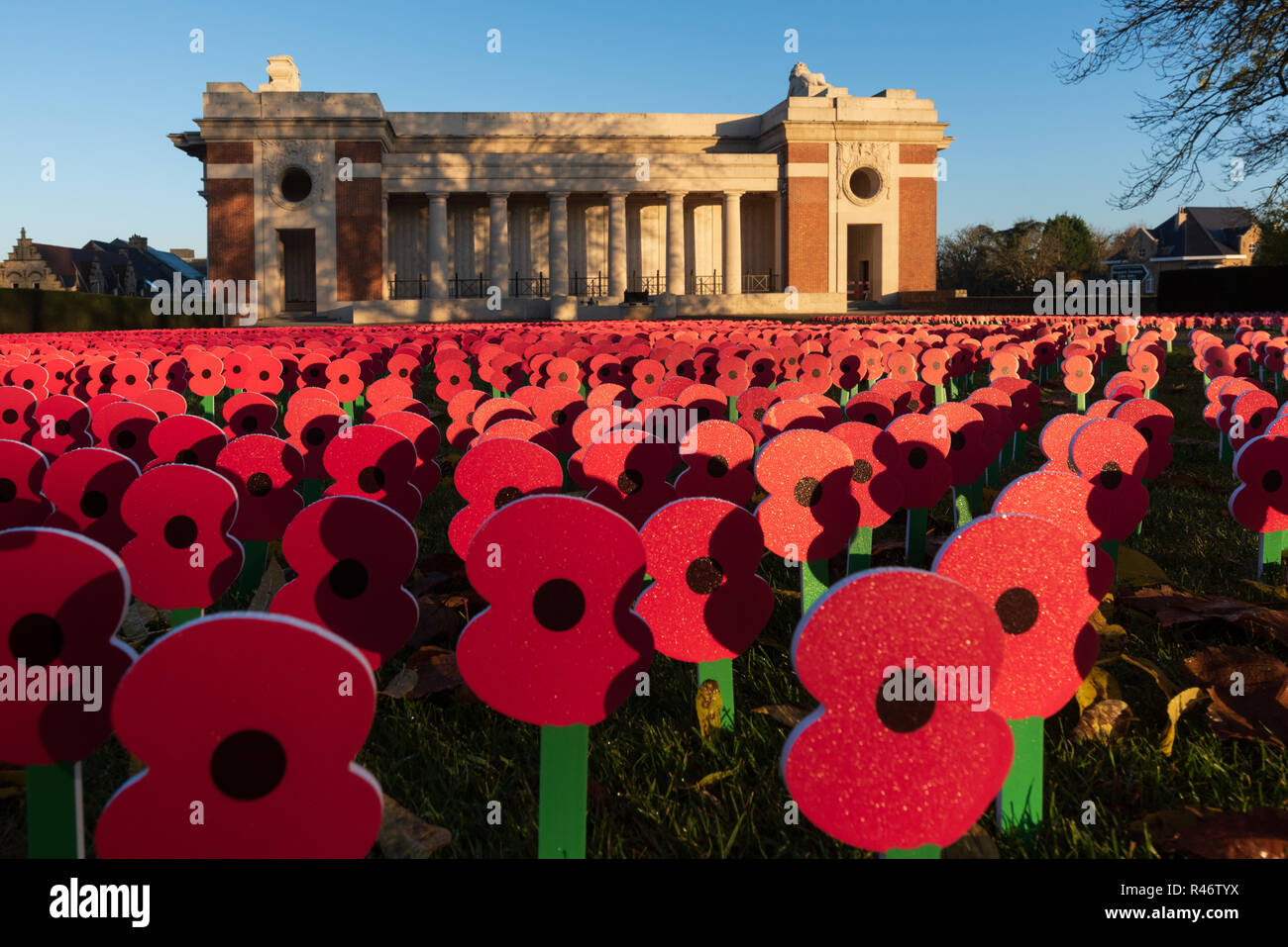 Masse der Erinnerung Mohnblumen Kennzeichnung 100. Jahrestag des Ersten Weltkriegs Waffenstillstand, Menentor, Ypern Stockfoto