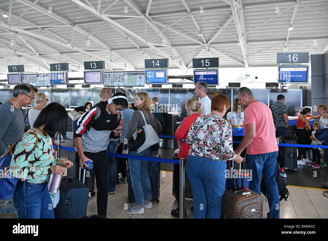 Larnaca, Zypern - November 6. 2018. Die Passagiere über Check-in-Schalter im Flughafengebäude Stockfoto