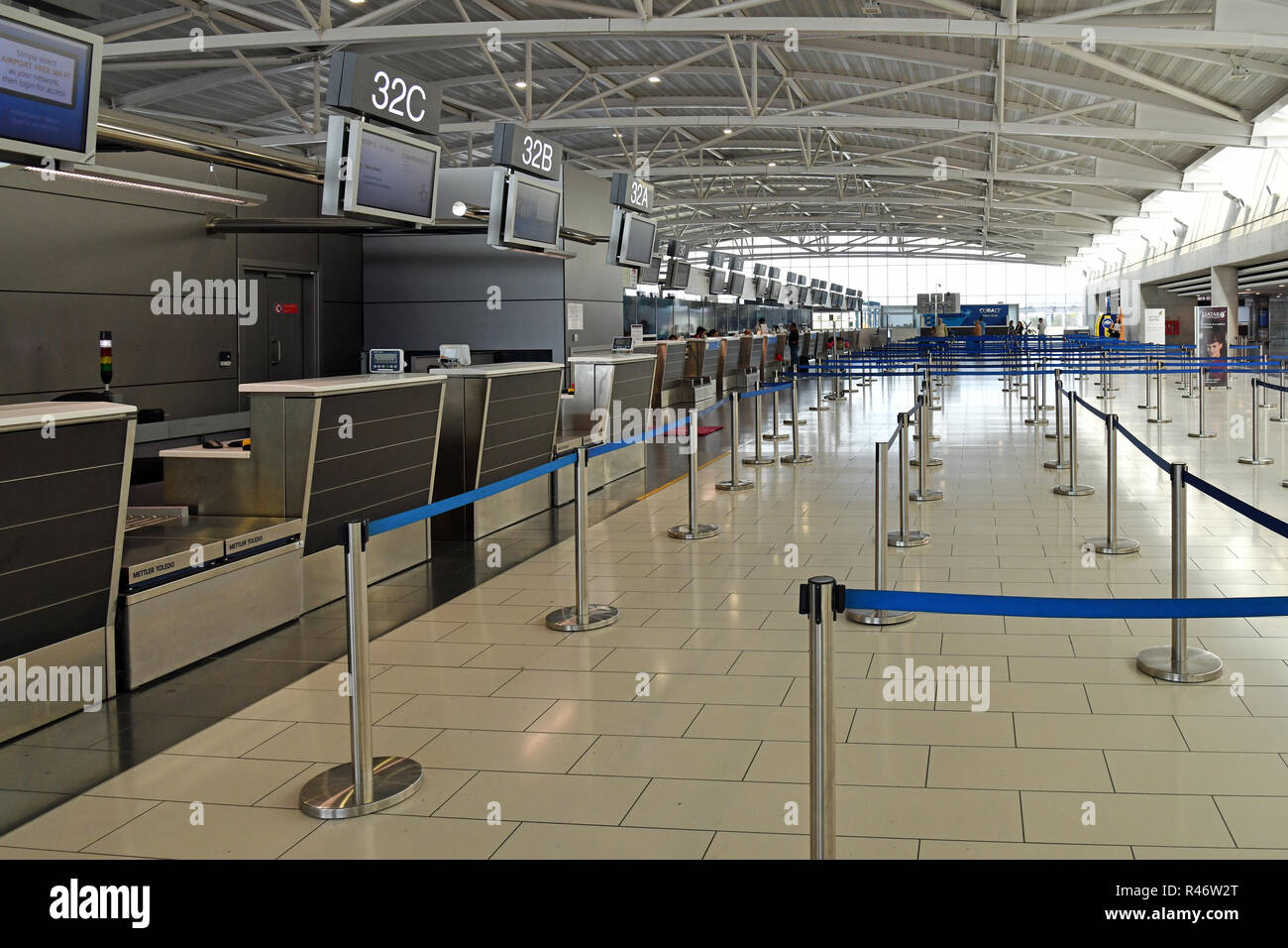 Larnaca, Zypern - November 6. 2018. Leere Check-in-Schalter im Flughafengebäude Stockfoto