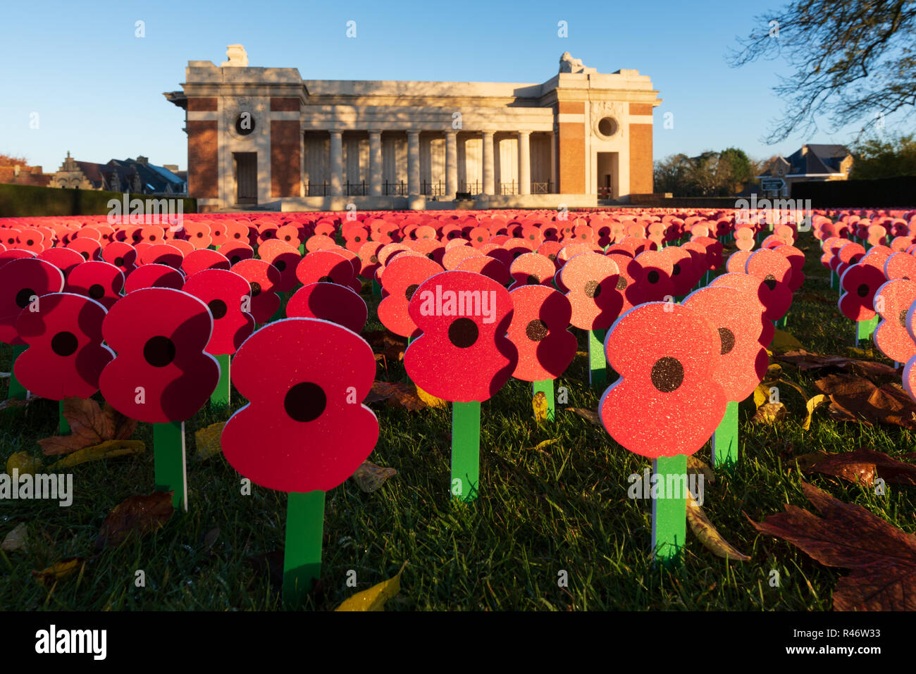 Masse der Erinnerung Mohnblumen Kennzeichnung 100. Jahrestag des Ersten Weltkriegs Waffenstillstand, Menentor, Ypern Stockfoto