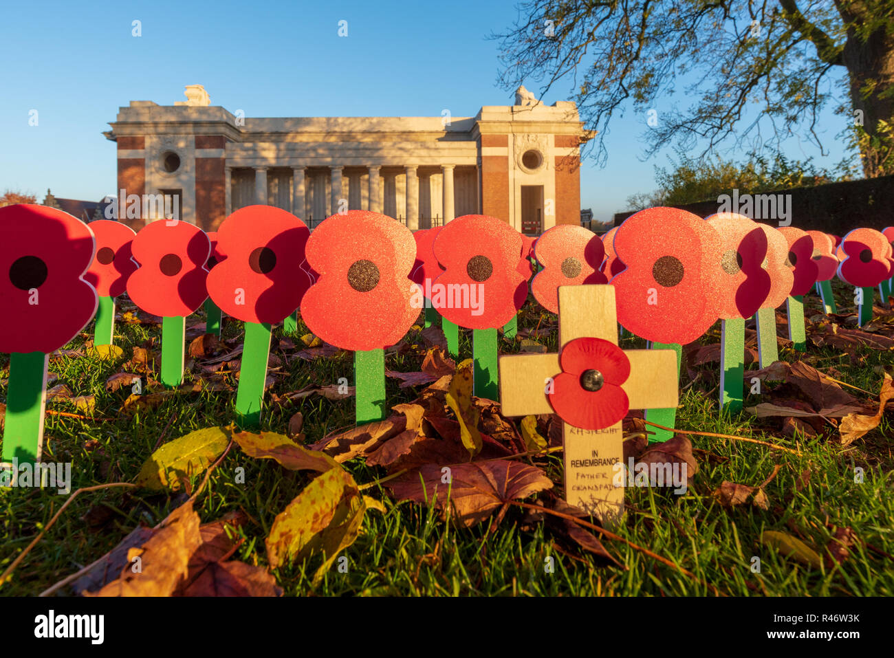 Masse der Erinnerung Mohnblumen Kennzeichnung 100. Jahrestag des Ersten Weltkriegs Waffenstillstand, Menentor, Ypern Stockfoto