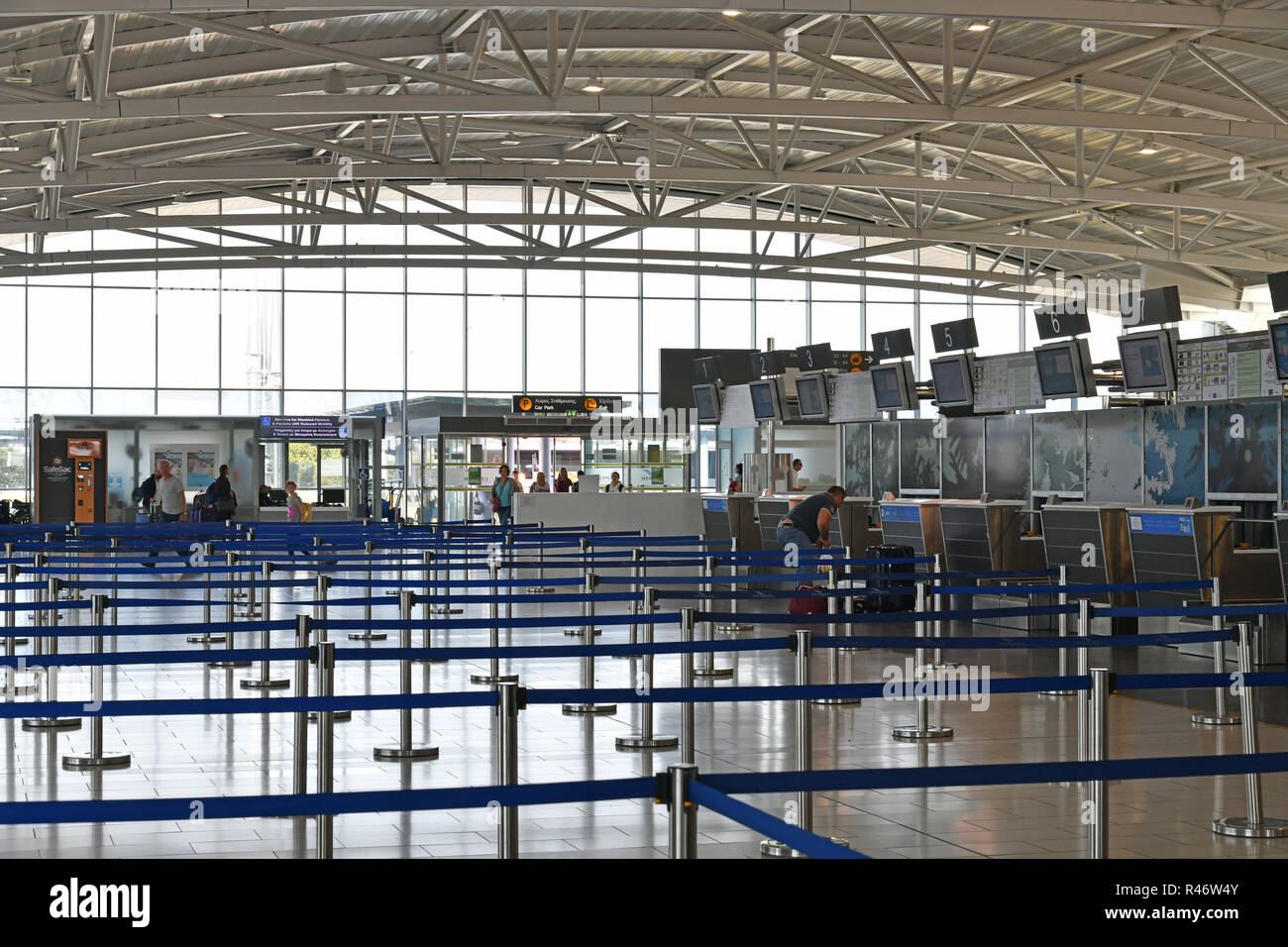 Larnaca, Zypern - November 6. 2018. Leere Check-in-Schalter im Flughafengebäude Stockfoto