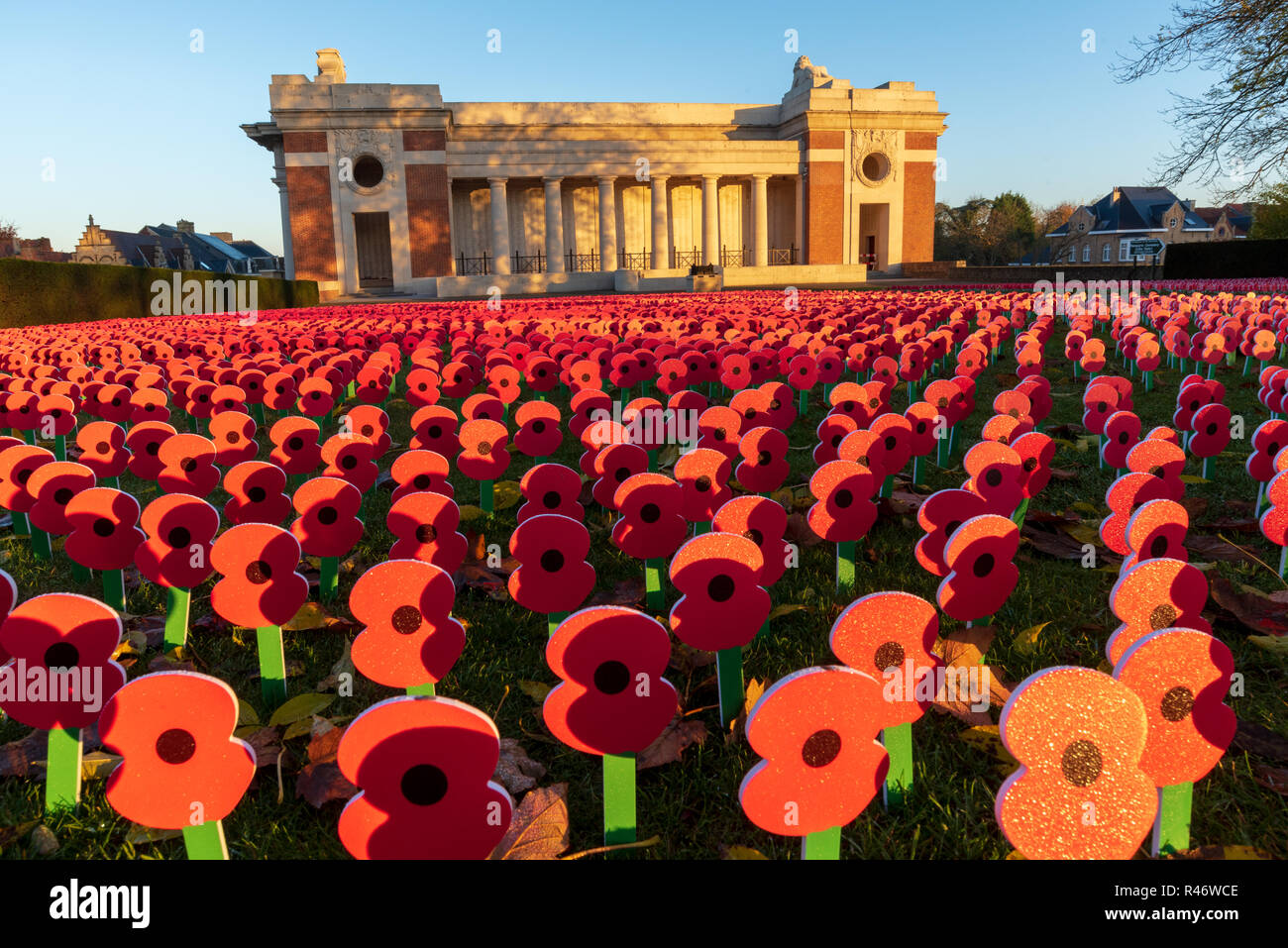 Masse der Erinnerung Mohnblumen Kennzeichnung 100. Jahrestag des Ersten Weltkriegs Waffenstillstand, Menentor, Ypern Stockfoto