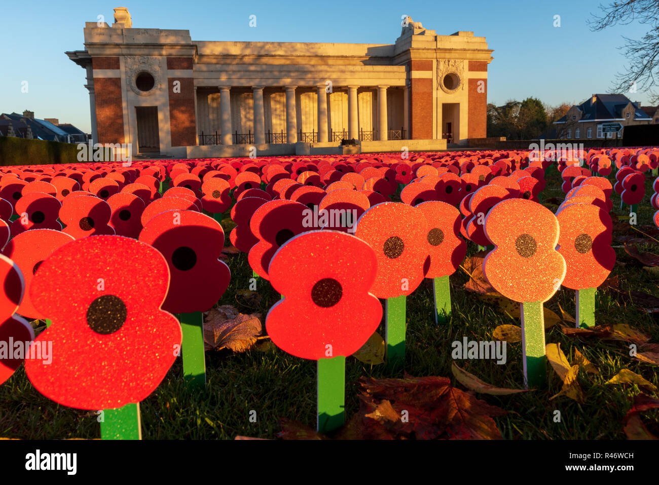 Masse der Erinnerung Mohnblumen Kennzeichnung 100. Jahrestag des Ersten Weltkriegs Waffenstillstand, Menentor, Ypern Stockfoto
