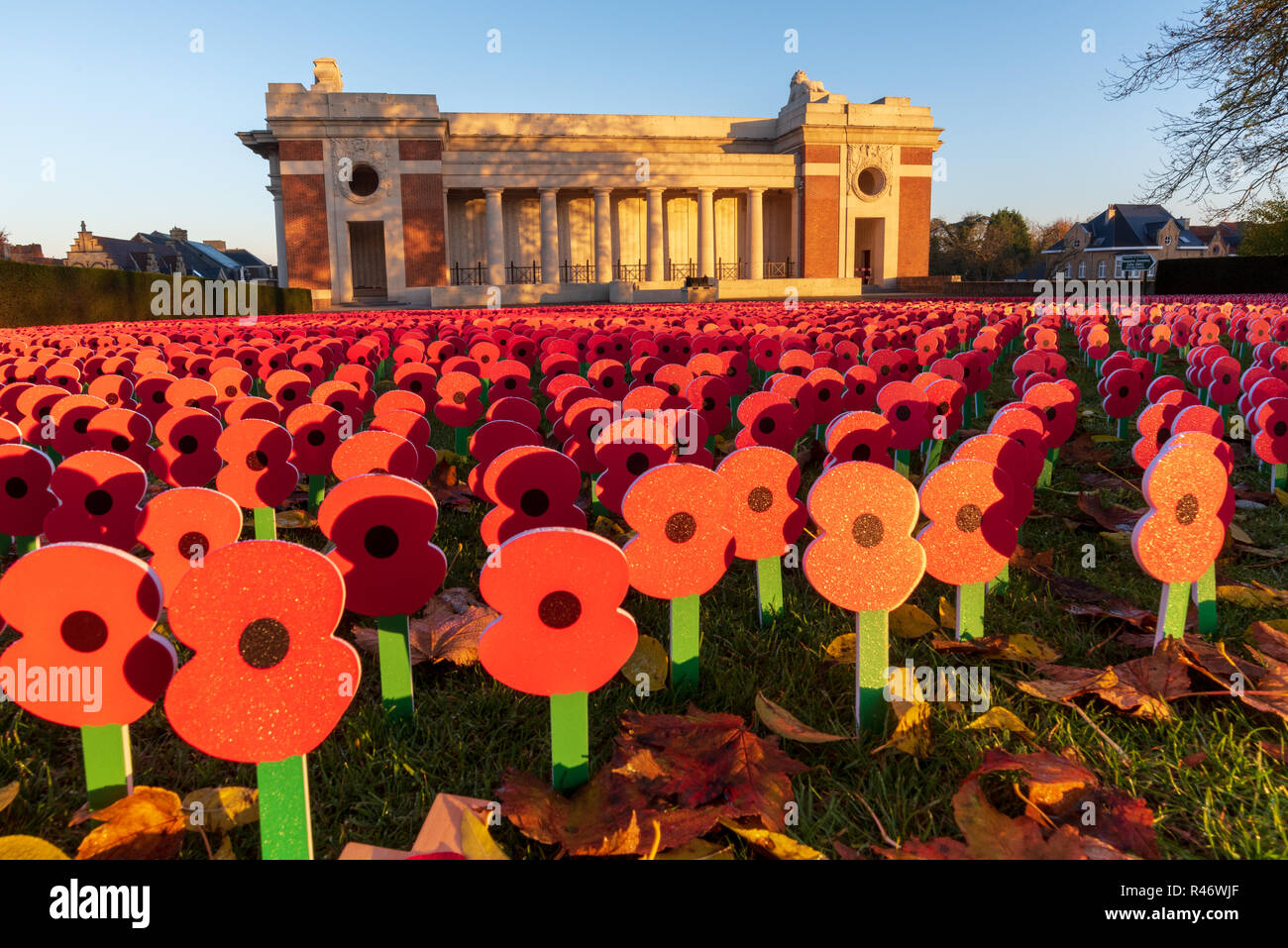 Masse der Erinnerung Mohnblumen Kennzeichnung 100. Jahrestag des Ersten Weltkriegs Waffenstillstand, Menentor, Ypern Stockfoto
