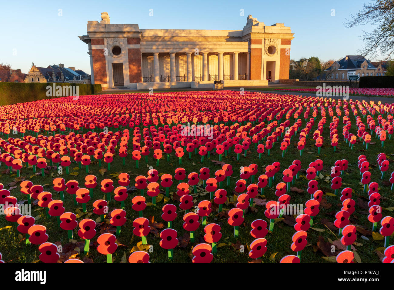 Masse der Erinnerung Mohnblumen Kennzeichnung 100. Jahrestag des Ersten Weltkriegs Waffenstillstand, Menentor, Ypern Stockfoto