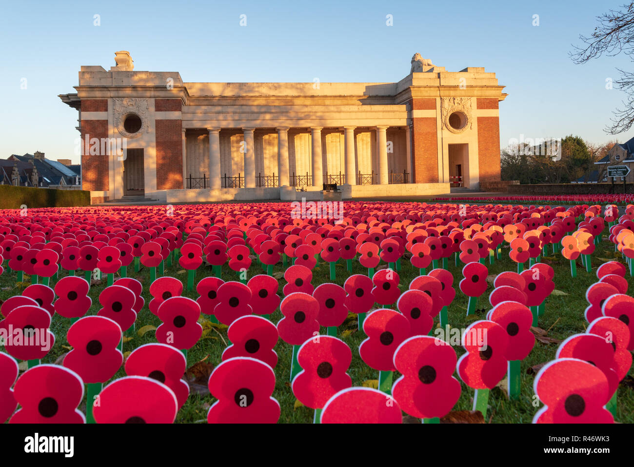 Masse der Erinnerung Mohnblumen Kennzeichnung 100. Jahrestag des Ersten Weltkriegs Waffenstillstand, Menentor, Ypern Stockfoto