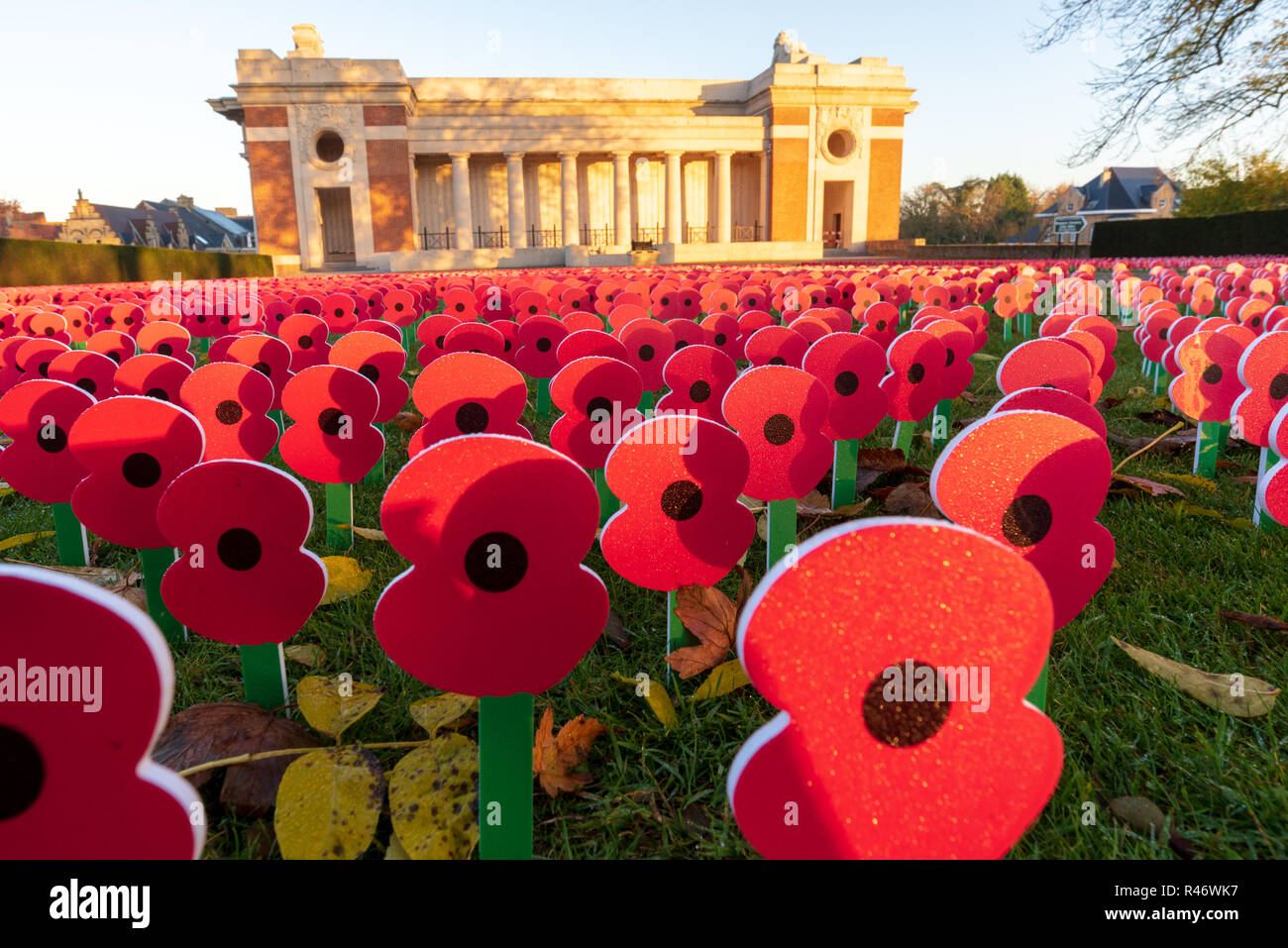 Masse der Erinnerung Mohnblumen Kennzeichnung 100. Jahrestag des Ersten Weltkriegs Waffenstillstand, Menentor, Ypern Stockfoto