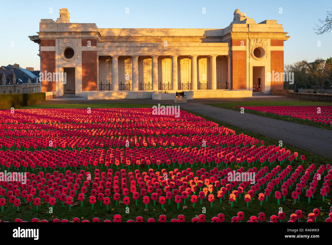 Masse der Erinnerung Mohnblumen Kennzeichnung 100. Jahrestag des Ersten Weltkriegs Waffenstillstand, Menentor, Ypern Stockfoto