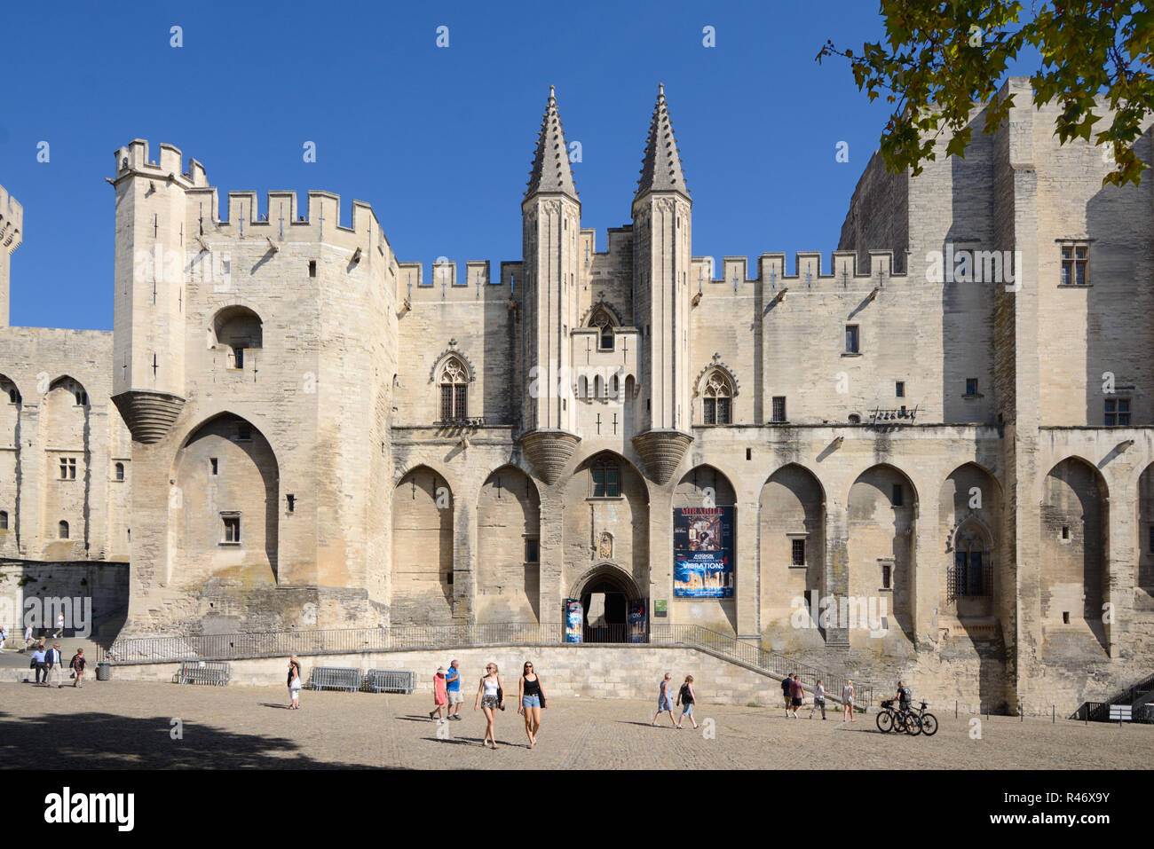 Westfassade, Stadtplatz & Touristen vor der Päpste Palace, Palais des Papes, Palast der Päpste oder Papstpalast, Avignon Provence Stockfoto