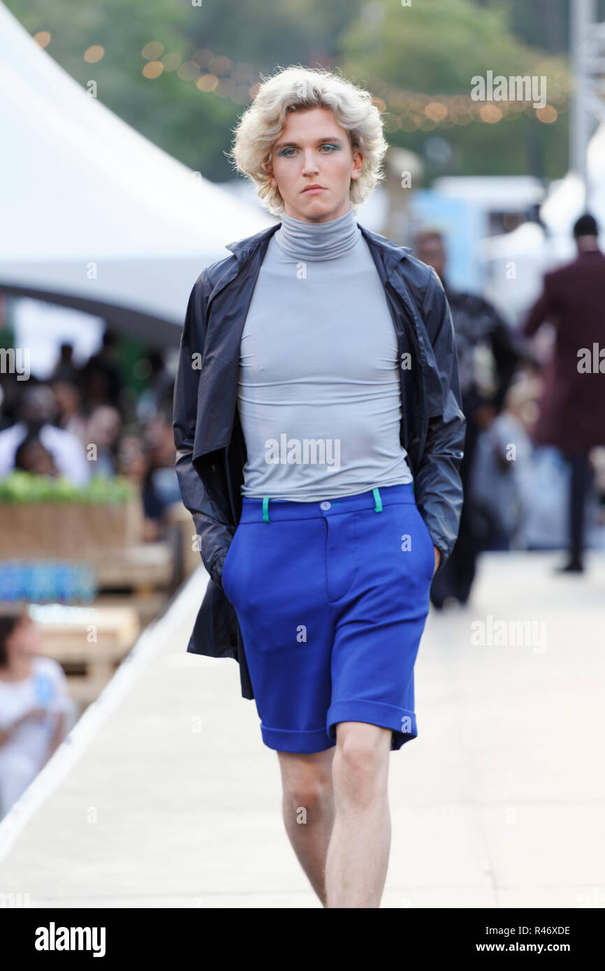 Montreal, Kanada. Ein Modell Spaziergänge auf der Landebahn von der Fusion Jeunesse, Honore-Mercier High School fashion show während der Mode und Design Festiv gehalten Stockfoto