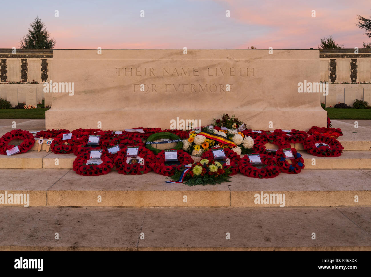 Poppy Kränze auf Stein der Erinnerung für die 100-Jahrfeier der Armistice Day am Tyne Cot britischen Soldatenfriedhof in der Nähe von Ypern Stockfoto