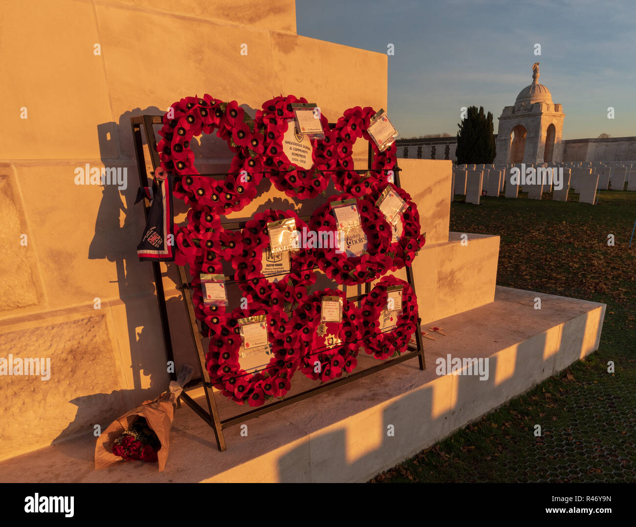 Poppy Kränze am Kreuz des Opfers am Tyne Cot britischen Soldatenfriedhof in der Nähe von Ypern legte den 100. Jahrestag des Waffenstillstandes zu markieren Stockfoto