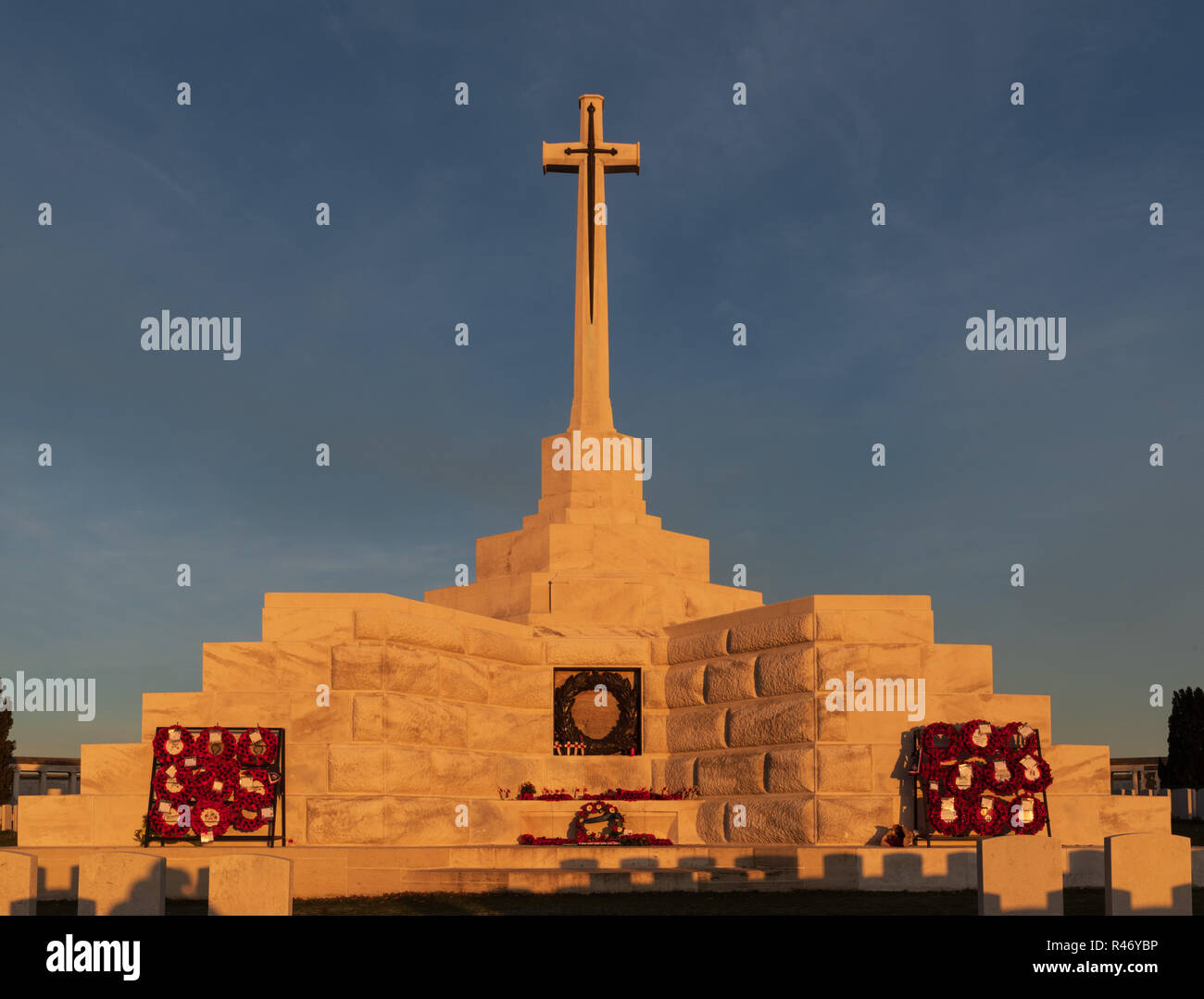 Kreuz des Opfers am Tyne Cot Soldatenfriedhof bei Sonnenuntergang, in der Nähe von Ypern, Belgien Stockfoto