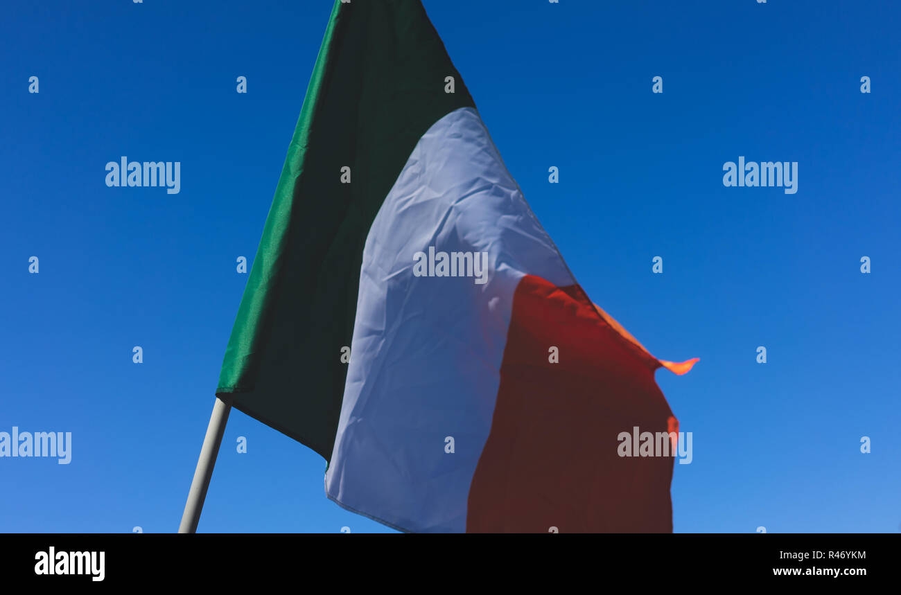 Flagge von Irland im Himmel während der Feier der St. Patrick's Day. Stockfoto