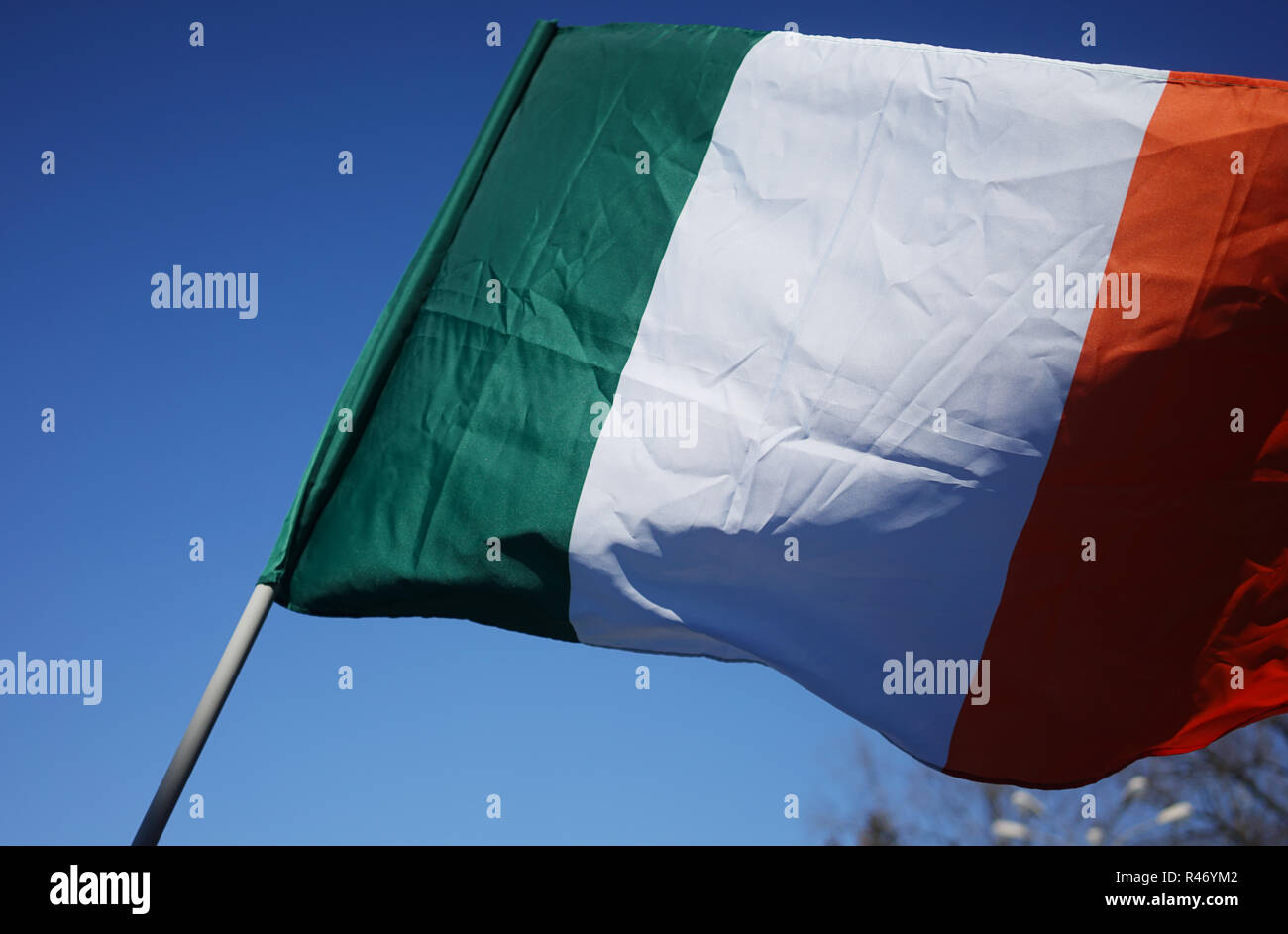 Flagge von Irland im Himmel während der Feier der St. Patrick's Day. Stockfoto